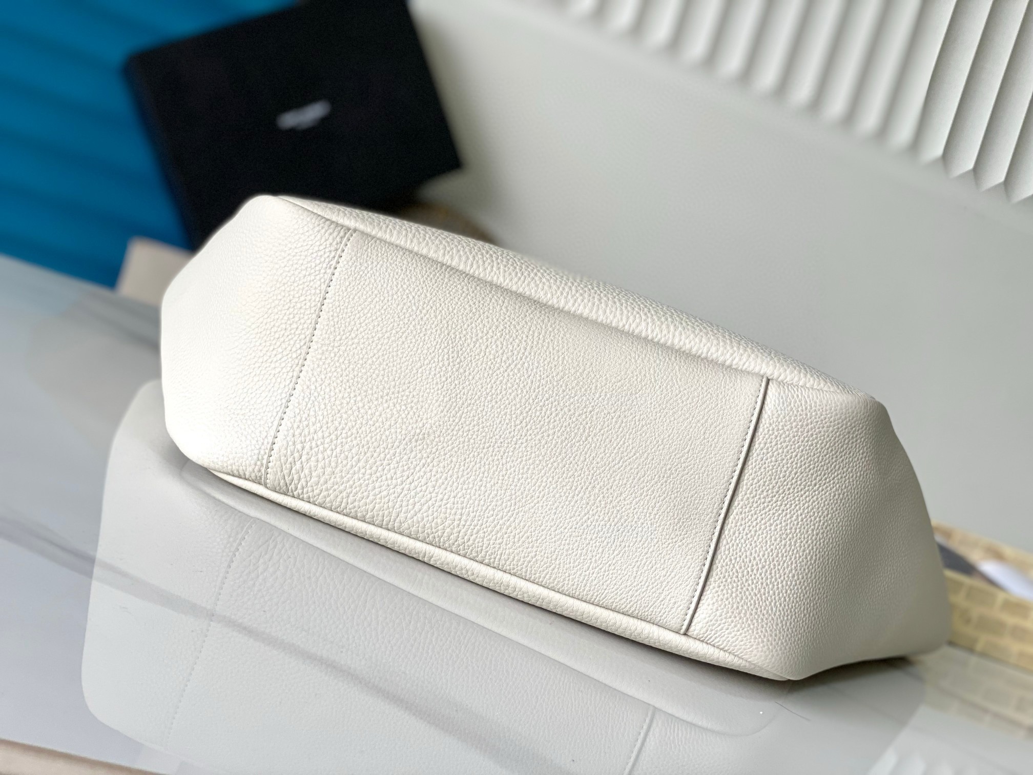 Sa**t Lau*nt le 5 a 7 bea tote bag in white grained leather