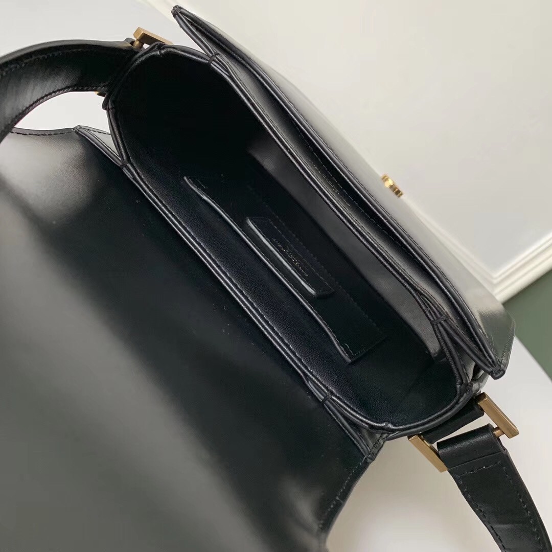 Sa**t Lau*nt le 61 small saddle bag in black leather
