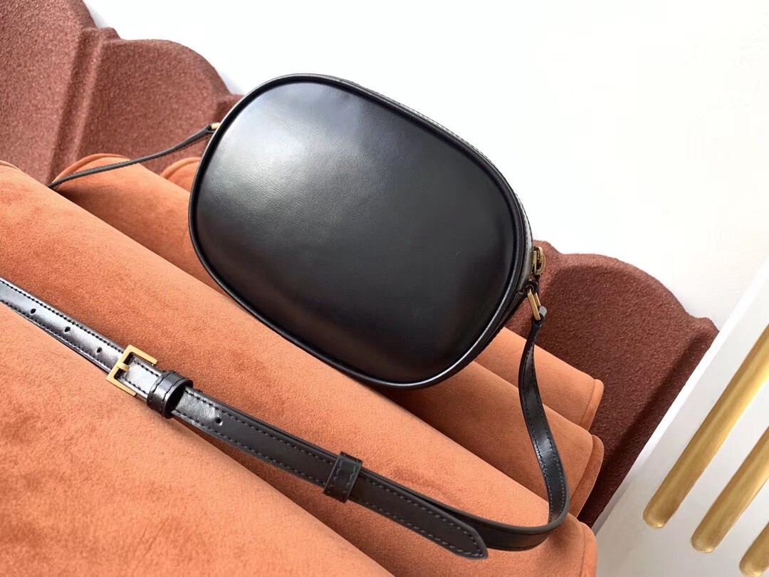 Sa**t Lau*nt le 61 camera bag in black leather