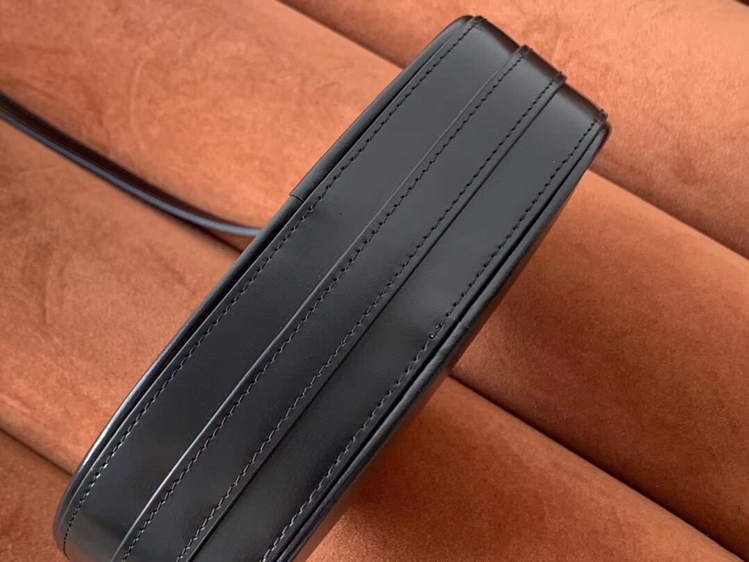 Sa**t Lau*nt le 61 camera bag in black leather