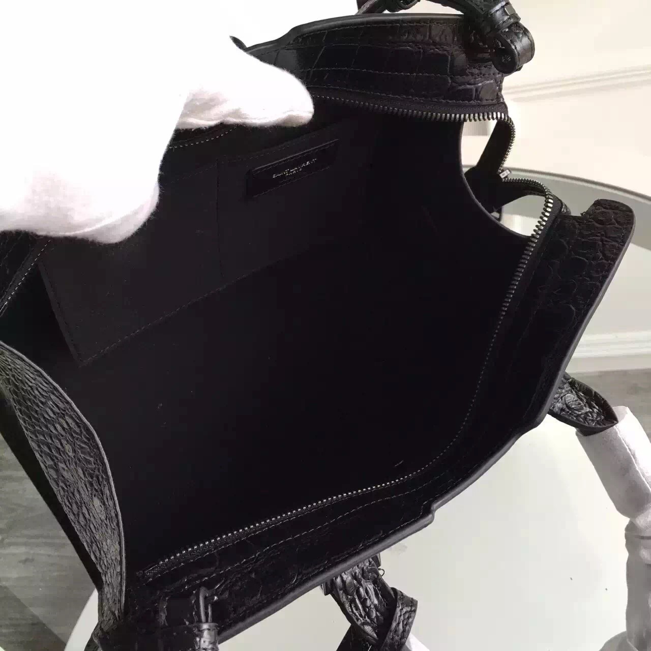 Sa**t Lau*nt small cabas y*l bag in black crocodile embossed leather