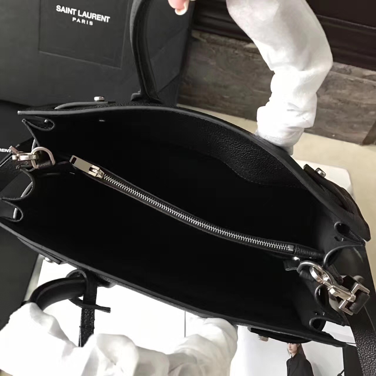 Sa**t Lau*nt baby sac de jour souple bag in black grained leather