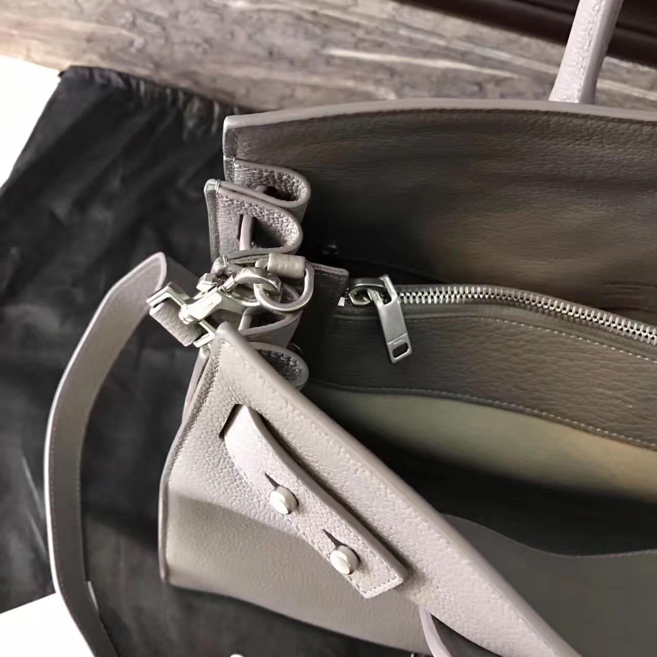 Sa**t Lau*nt small sac de jour souple bag in fog grained leather