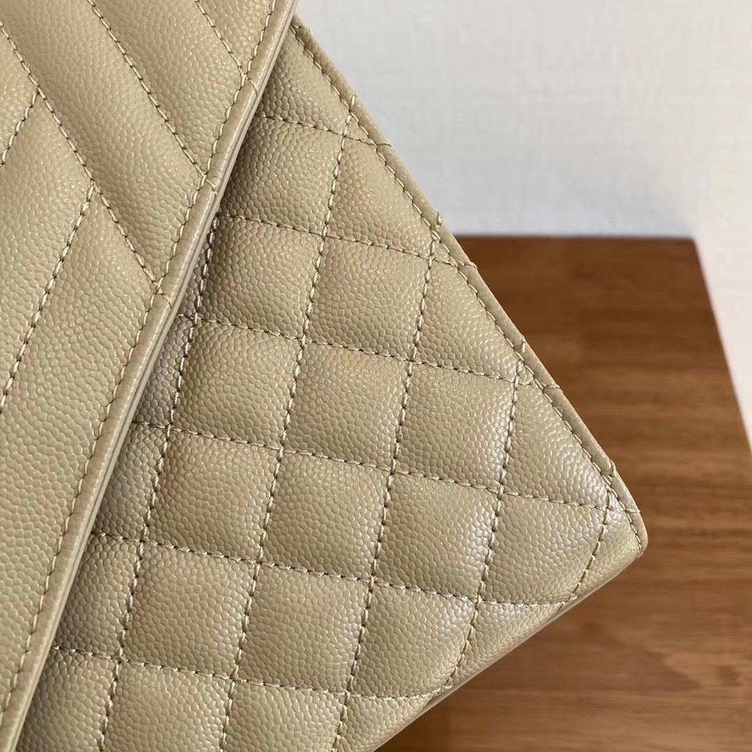 Sa**t Lau*nt medium envelope bag in beige grained leather