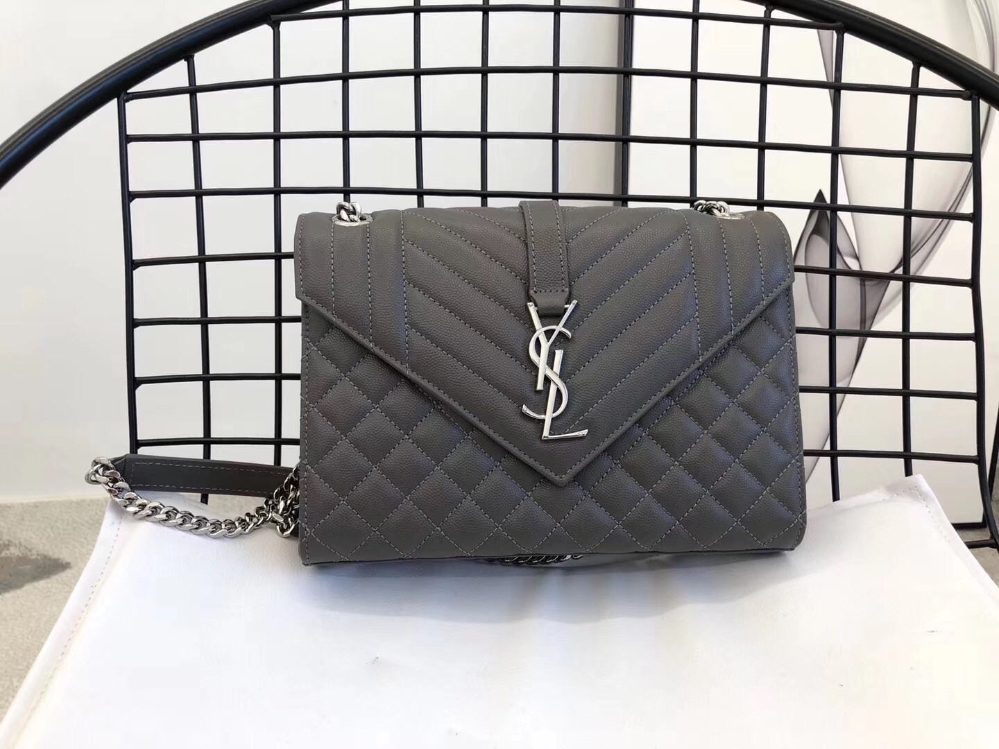 Sa**t Lau*nt medium envelope bag in grey grained leather