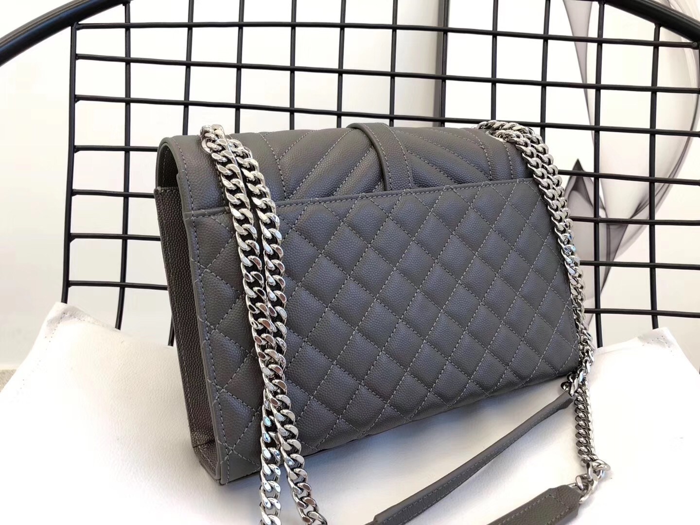 Sa**t Lau*nt medium envelope bag in grey grained leather