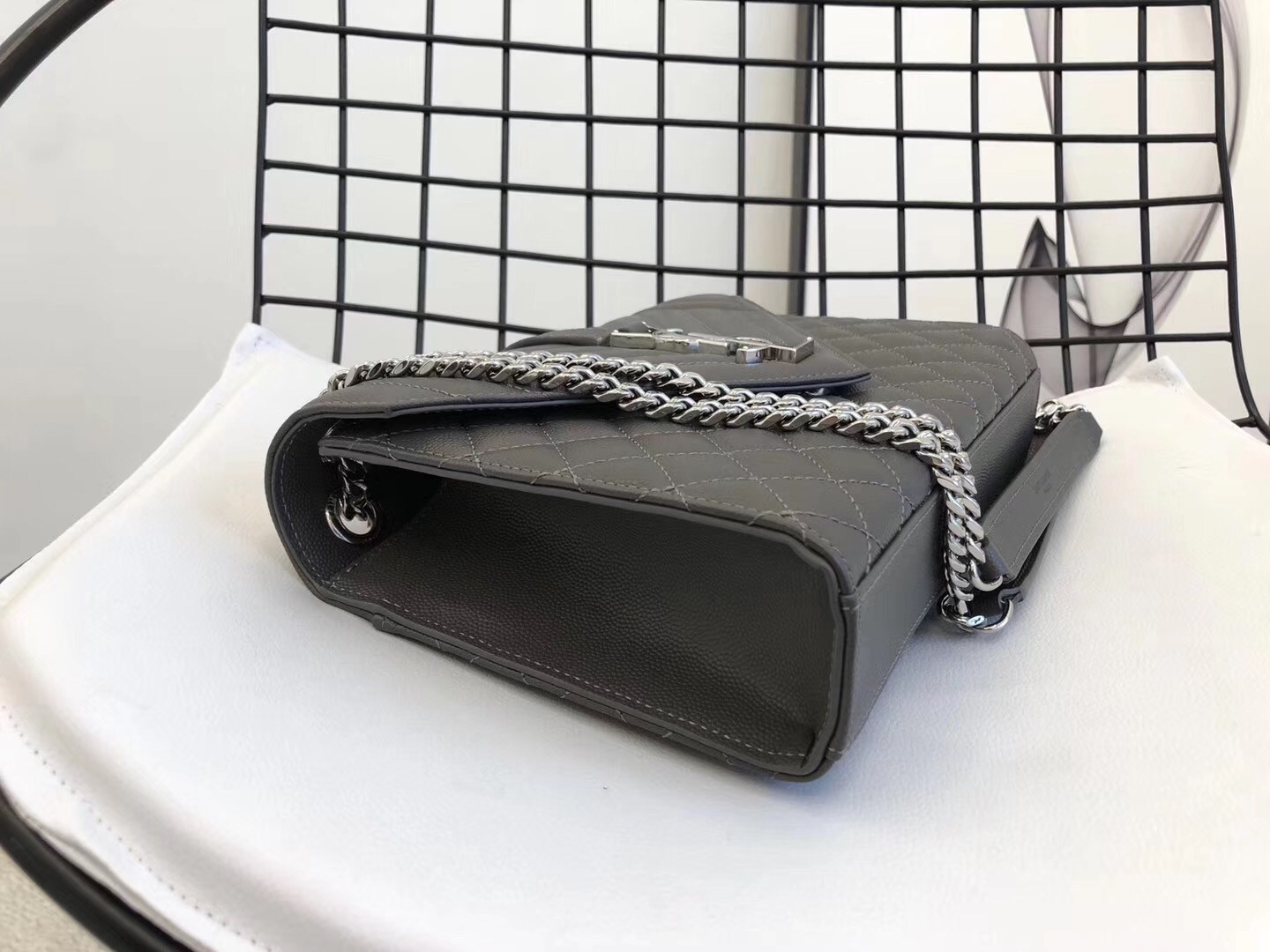 Sa**t Lau*nt medium envelope bag in grey grained leather