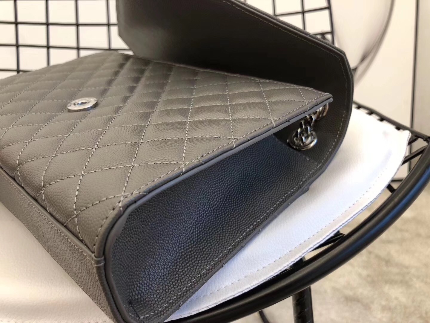 Sa**t Lau*nt medium envelope bag in grey grained leather