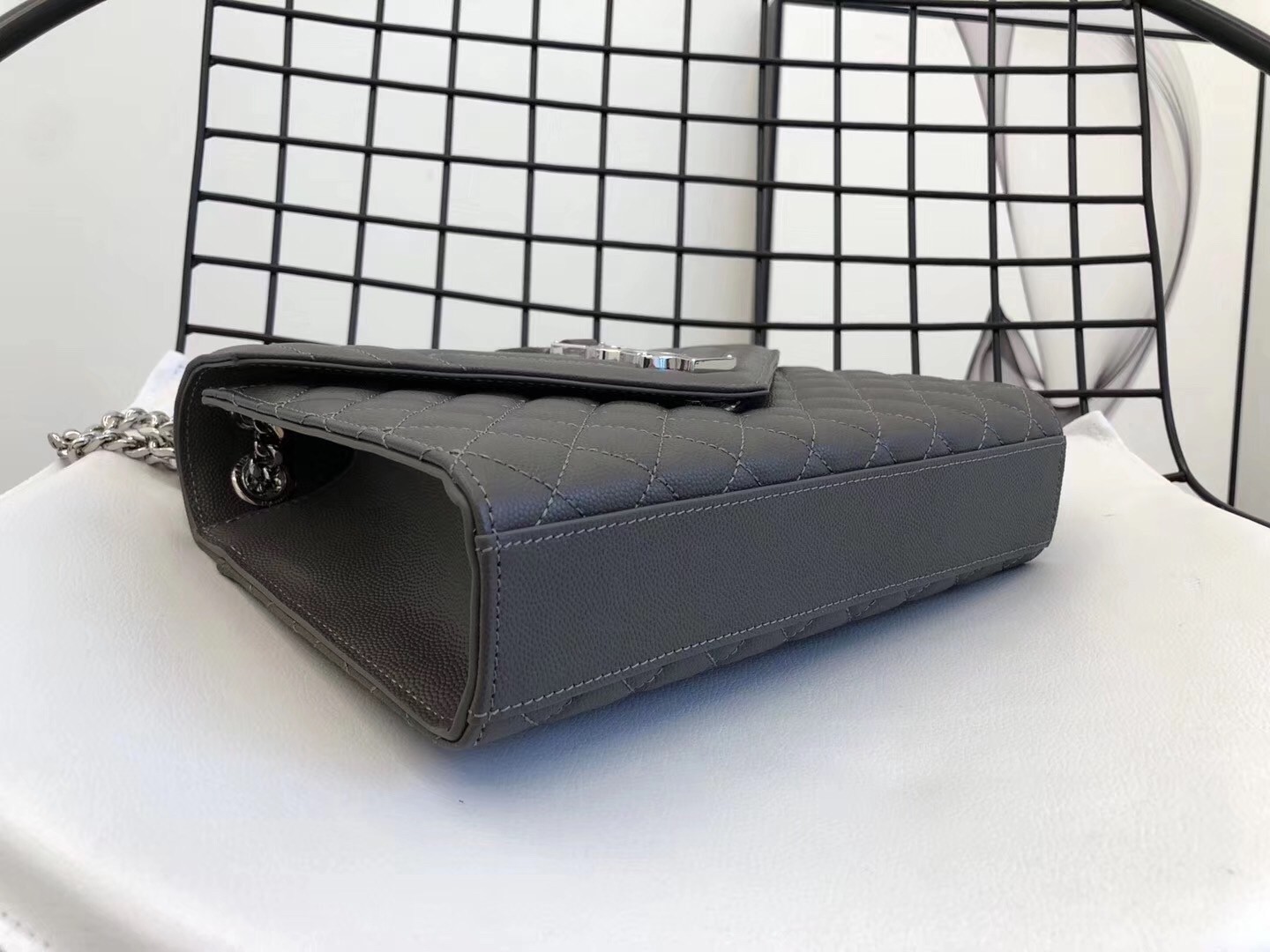 Sa**t Lau*nt medium envelope bag in grey grained leather