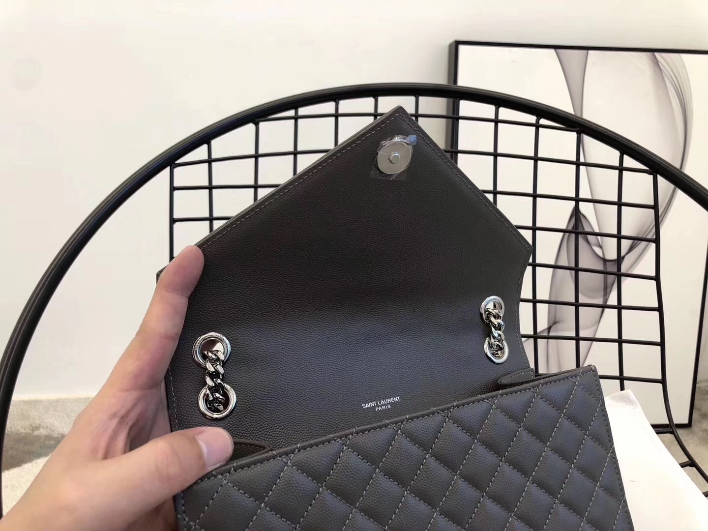 Sa**t Lau*nt medium envelope bag in grey grained leather