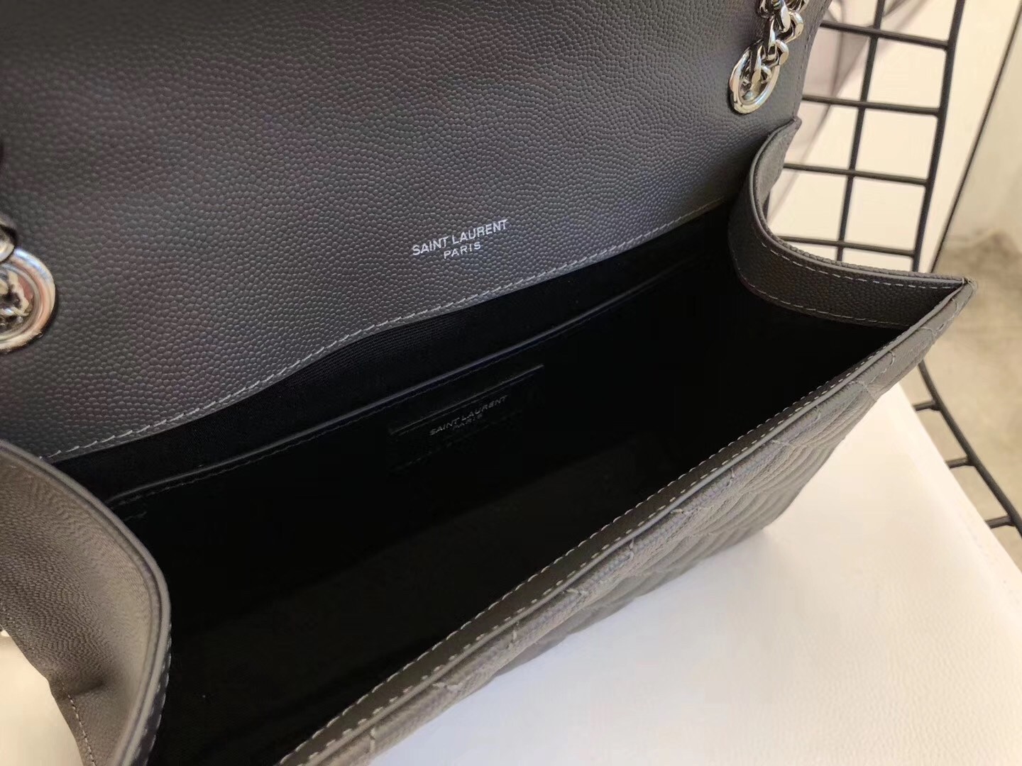 Sa**t Lau*nt medium envelope bag in grey grained leather