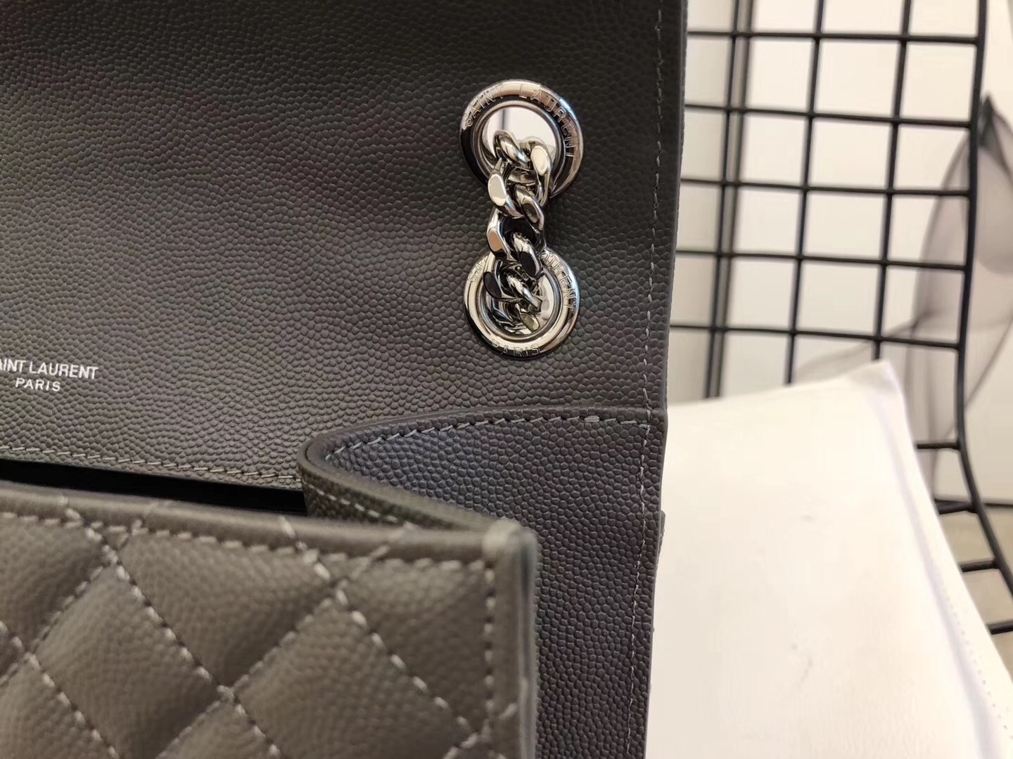 Sa**t Lau*nt medium envelope bag in grey grained leather