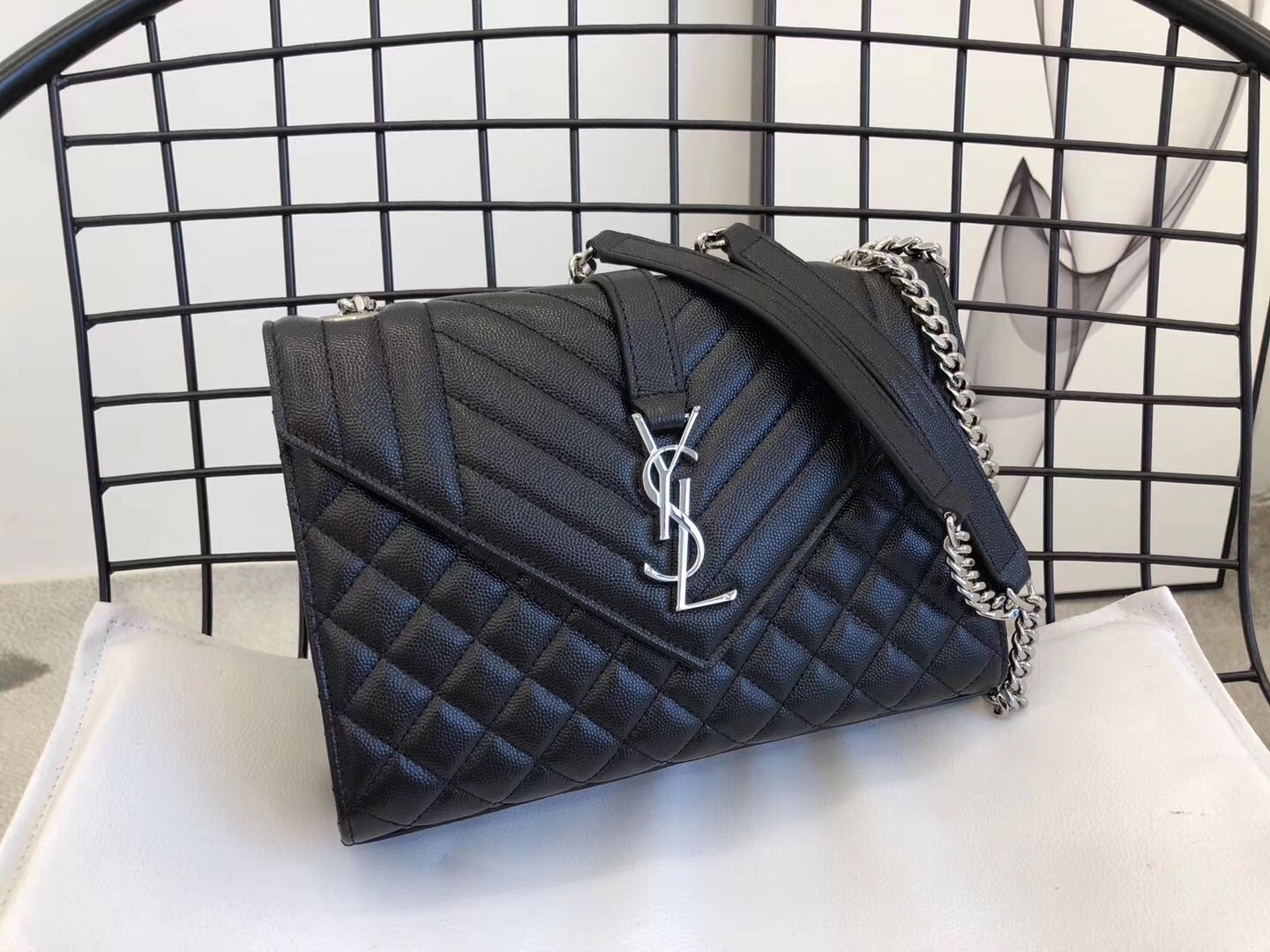 Sa**t Lau*nt medium envelope bag in noir grained leather