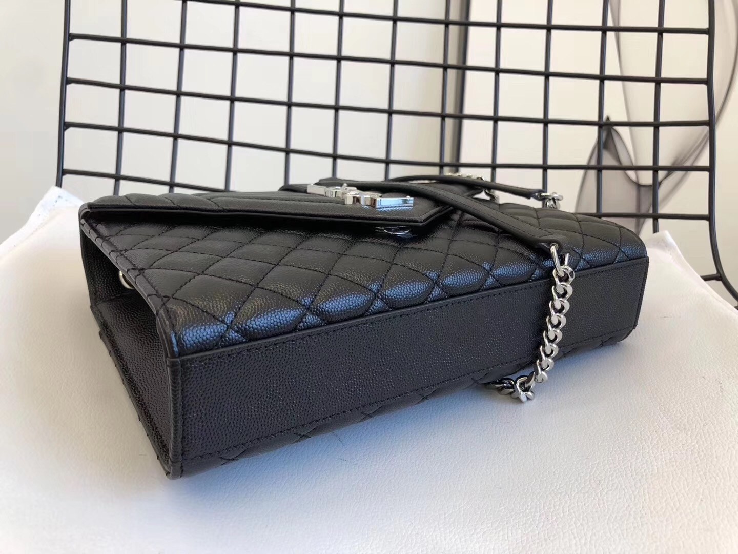 Sa**t Lau*nt medium envelope bag in noir grained leather