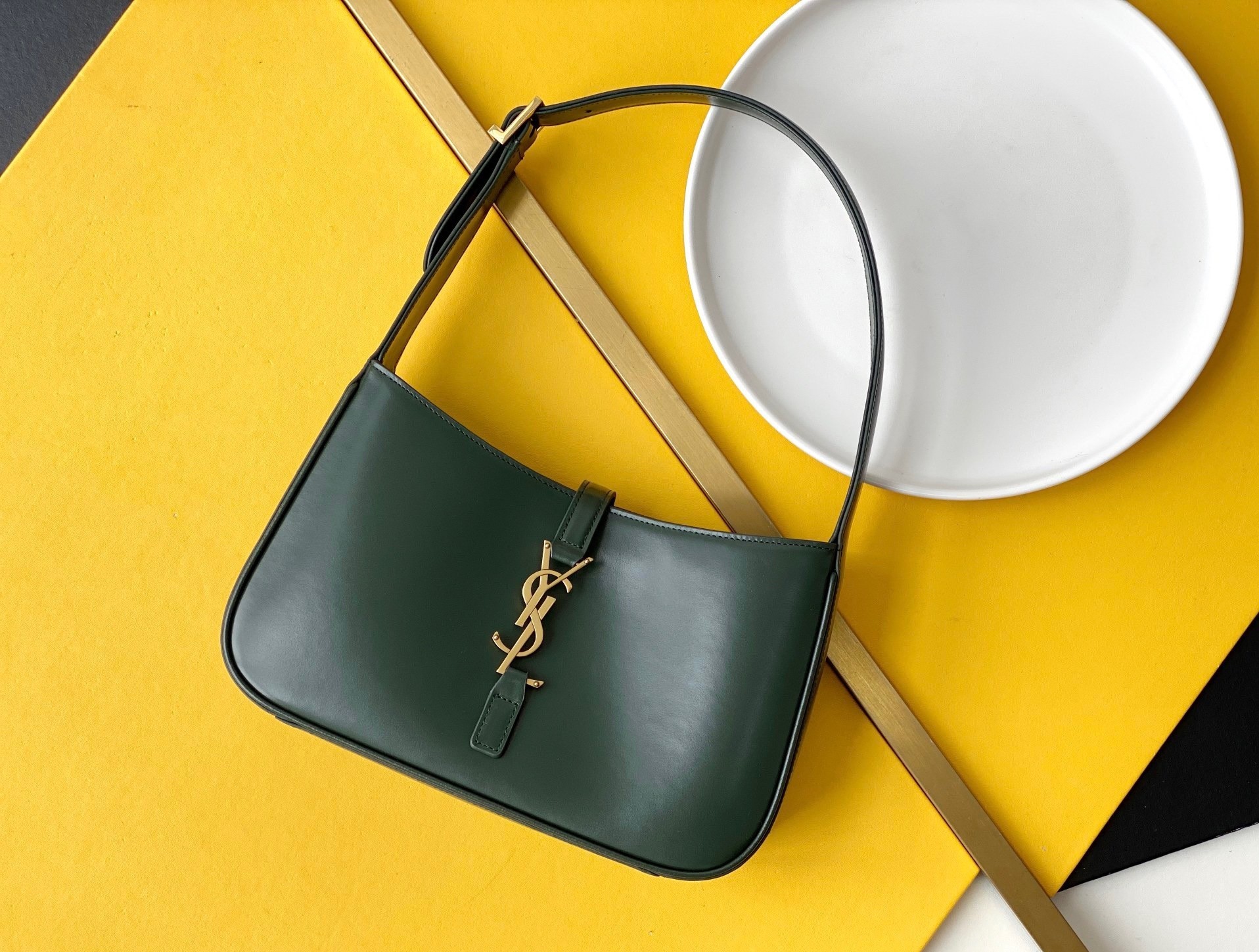 Sa**t Lau*nt le 5 À 7 hobo bag in green smooth leather