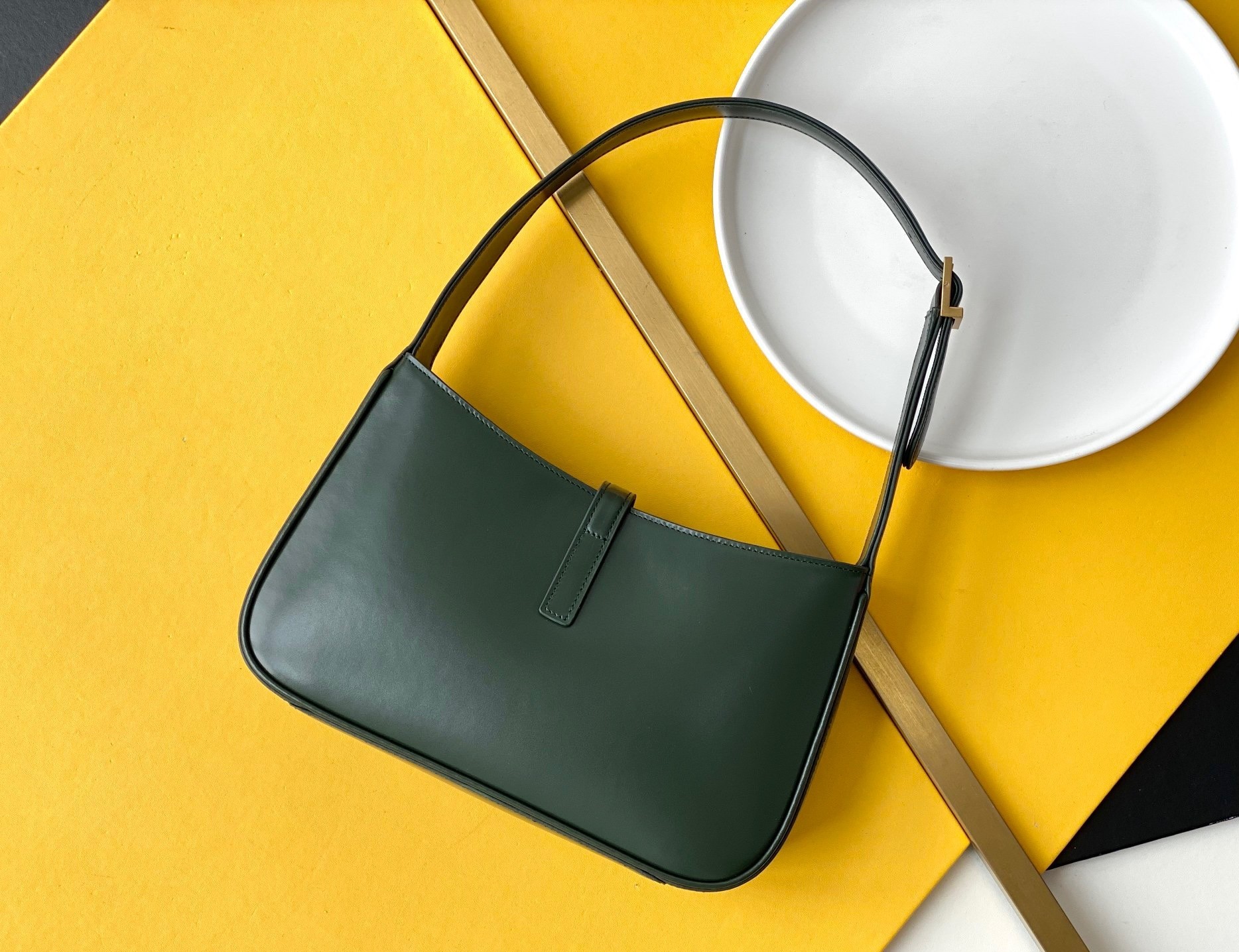 Sa**t Lau*nt le 5 À 7 hobo bag in green smooth leather