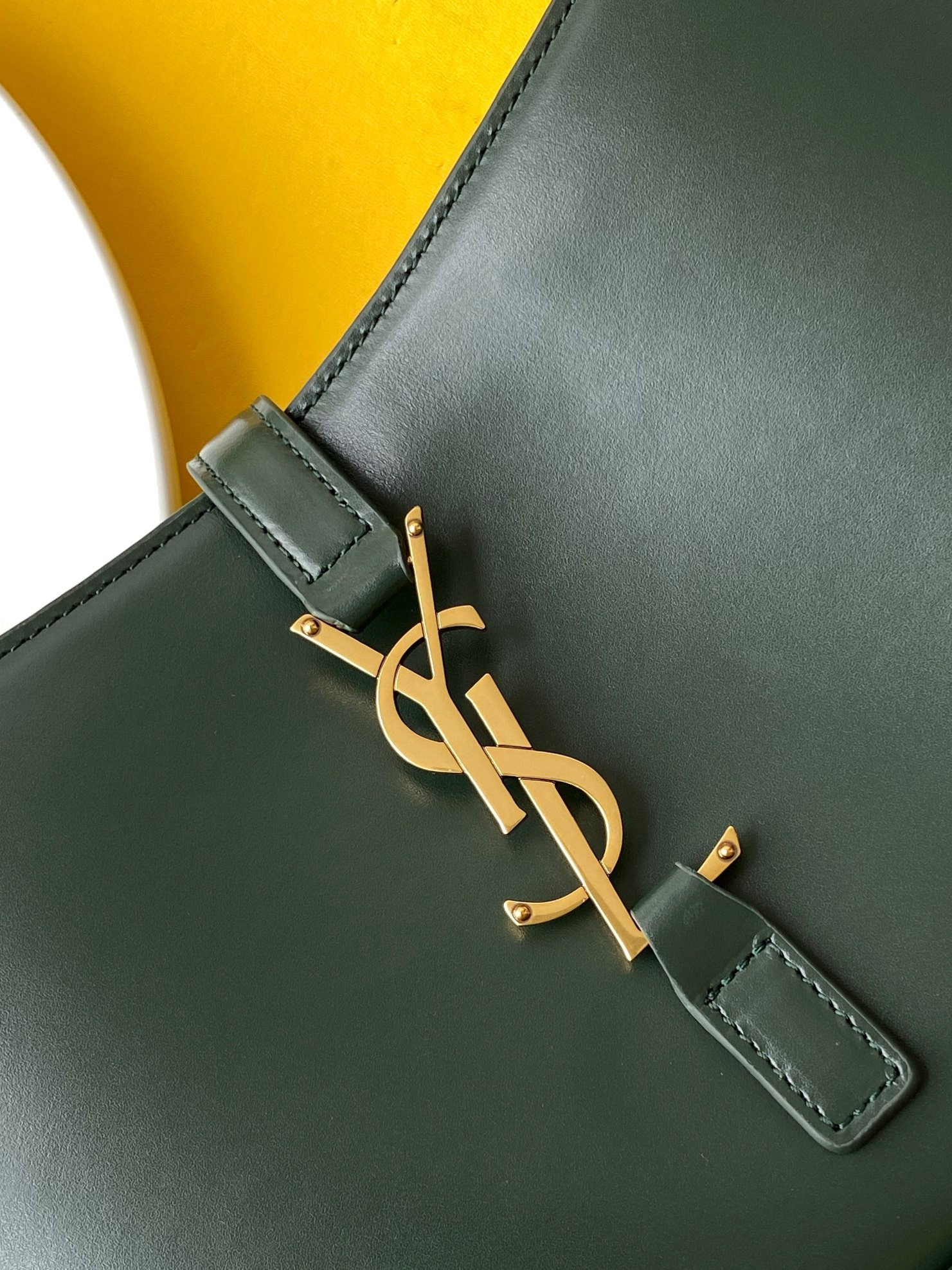 Sa**t Lau*nt le 5 À 7 hobo bag in green smooth leather