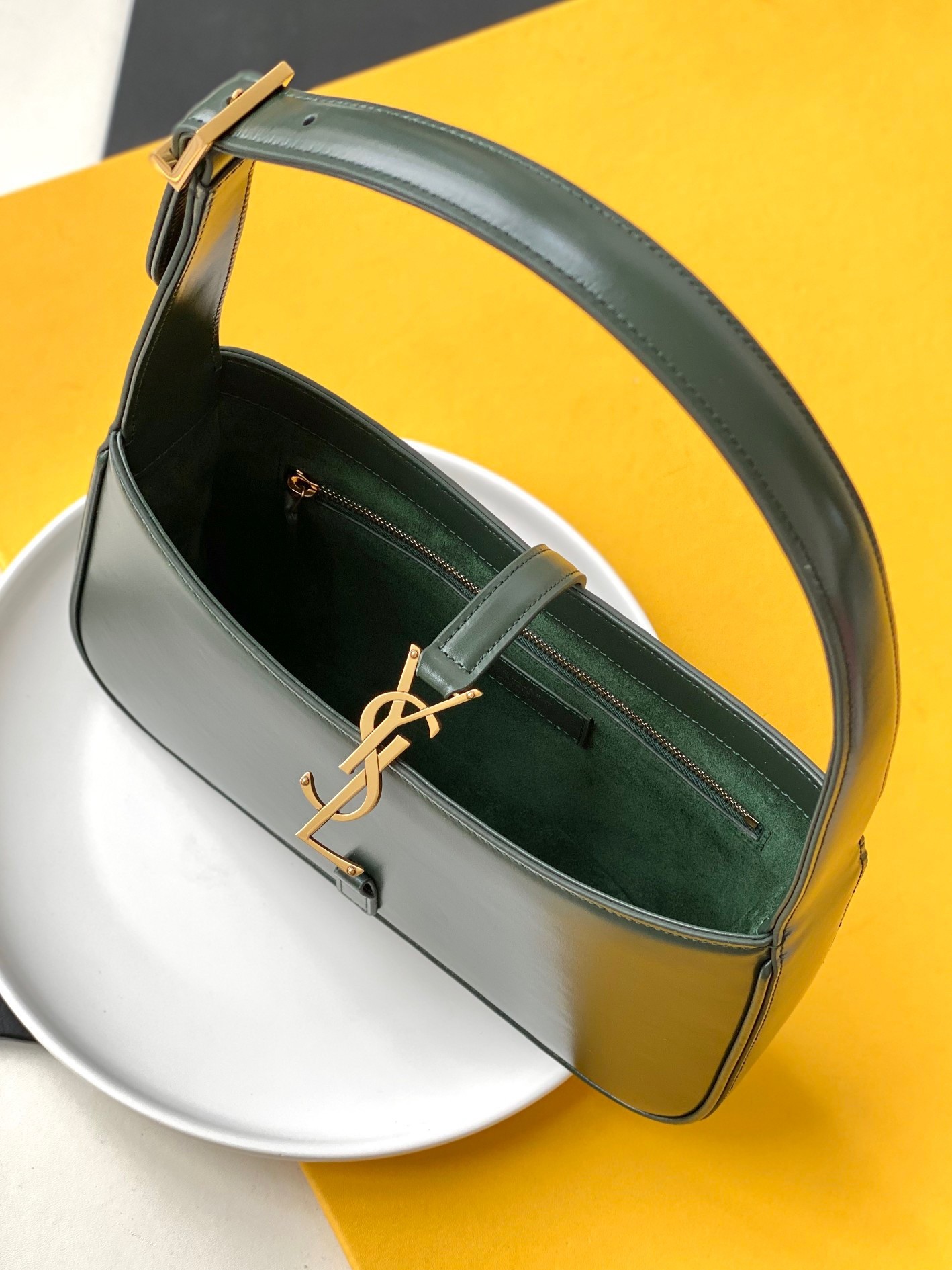 Sa**t Lau*nt le 5 À 7 hobo bag in green smooth leather