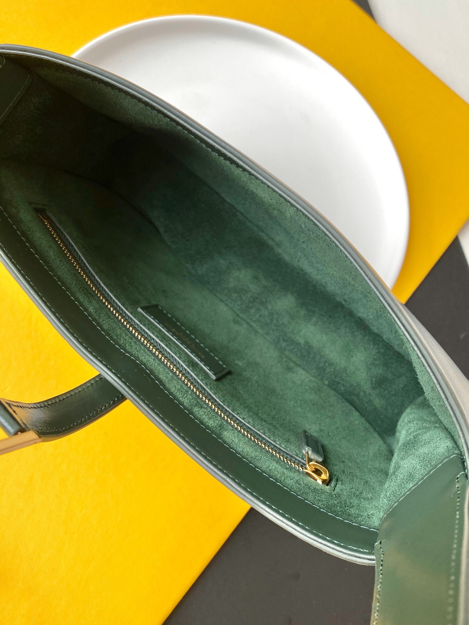 Sa**t Lau*nt le 5 À 7 hobo bag in green smooth leather