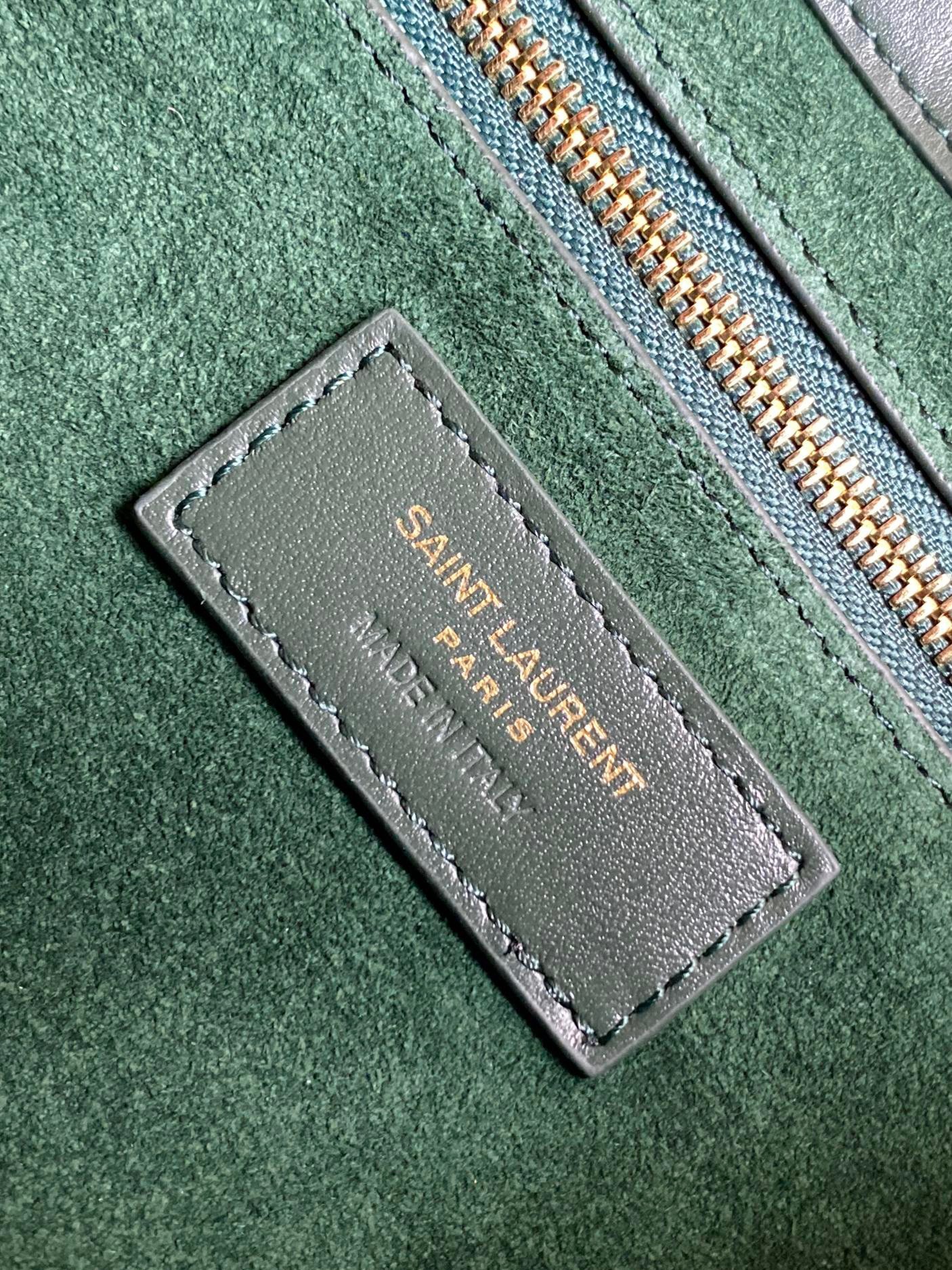 Sa**t Lau*nt le 5 À 7 hobo bag in green smooth leather