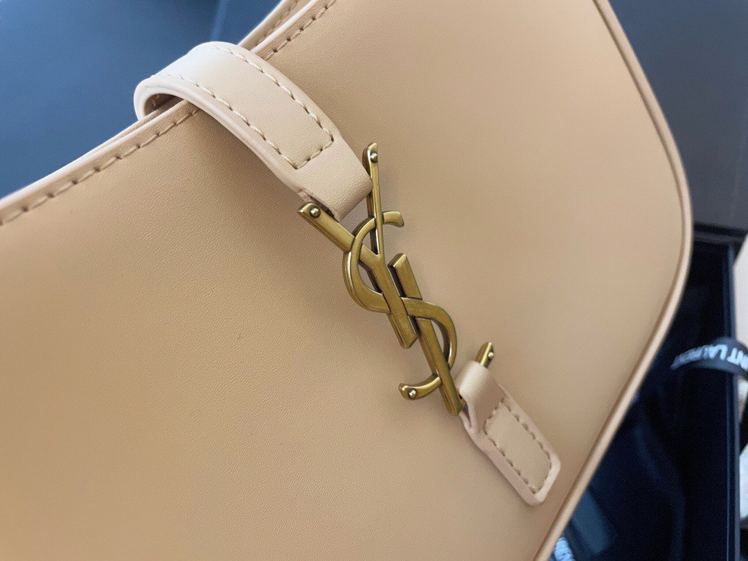 Sa**t Lau*nt le 5 À 7 hobo bag in naturel smooth leather