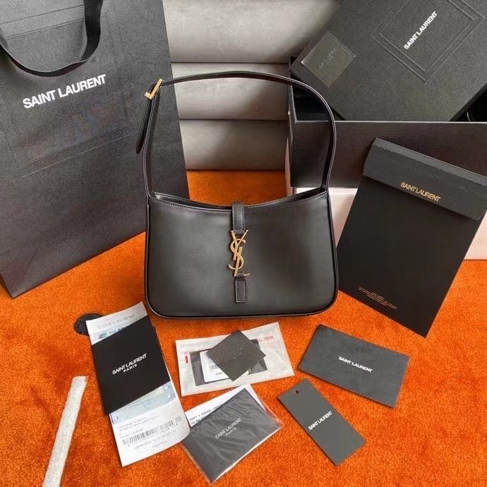 Sa**t Lau*nt le 5 à 7 hobo bag in black leather