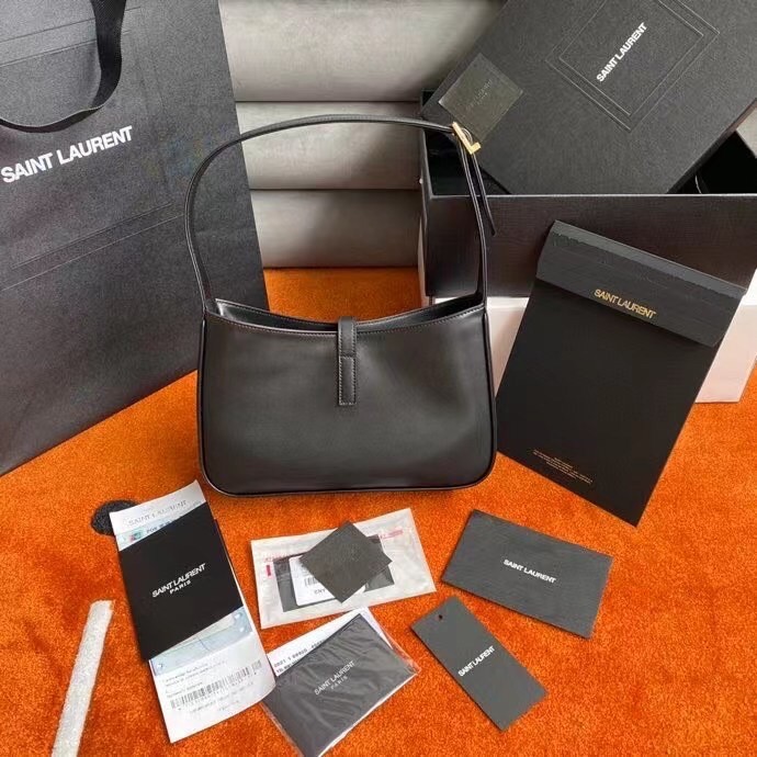 Sa**t Lau*nt le 5 à 7 hobo bag in black leather