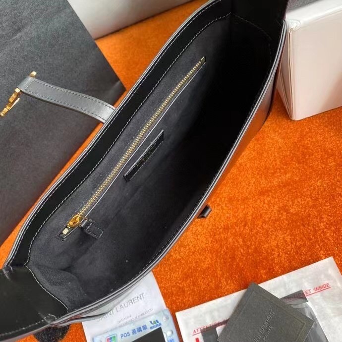 Sa**t Lau*nt le 5 à 7 hobo bag in black leather
