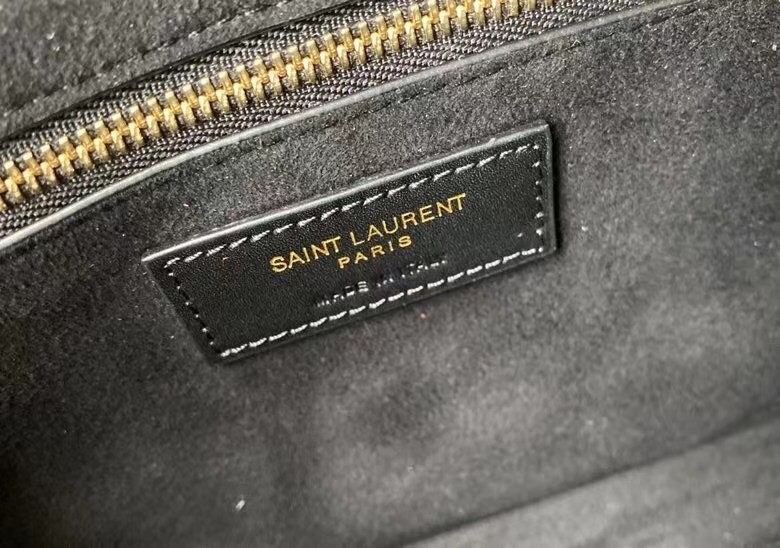 Sa**t Lau*nt le 5 à 7 hobo bag in black leather