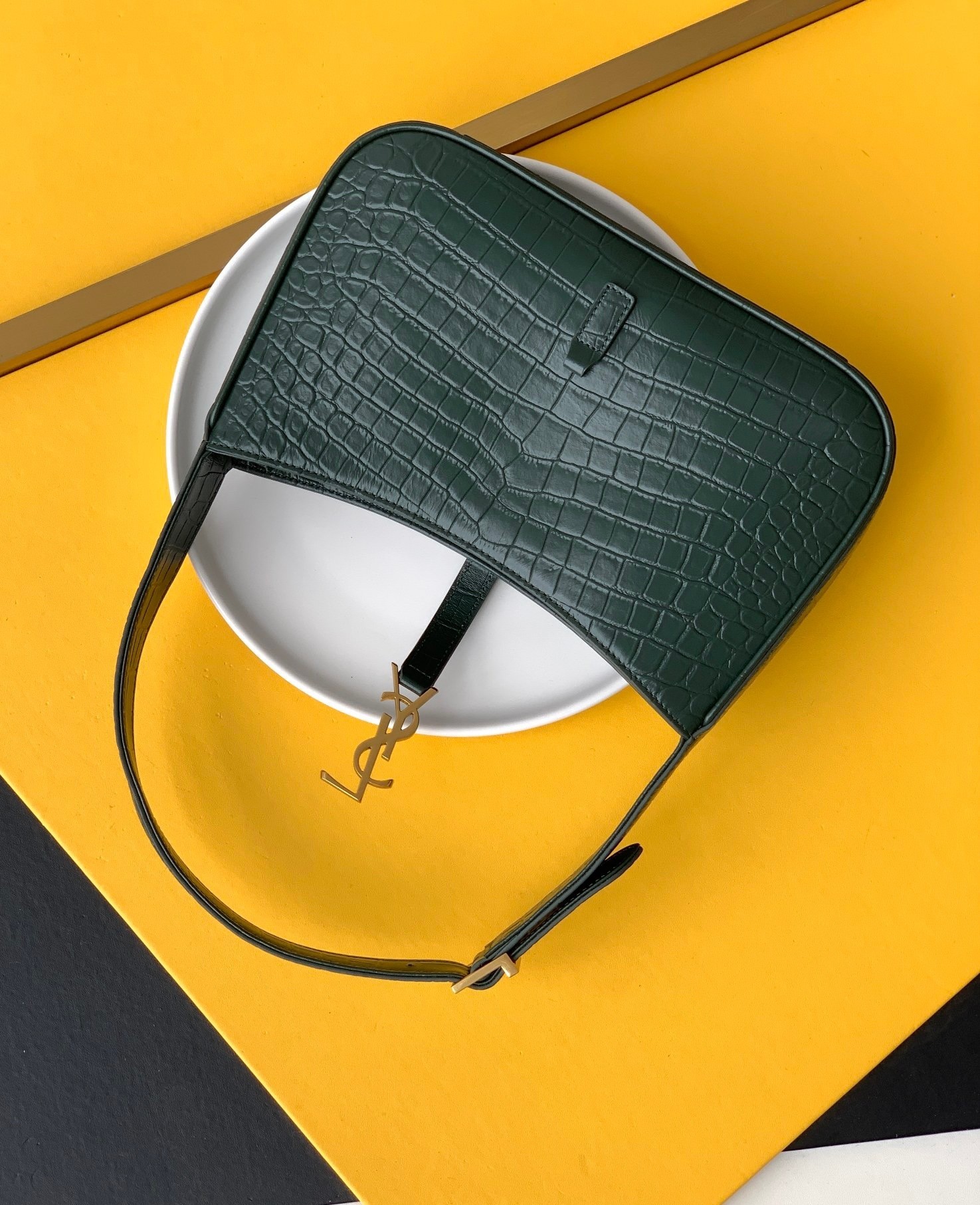 Sa**t Lau*nt le 5 À 7 hobo bag in green crocodile embossed leather