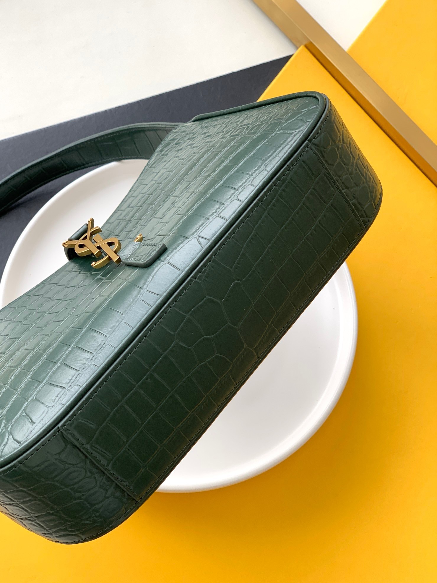Sa**t Lau*nt le 5 À 7 hobo bag in green crocodile embossed leather