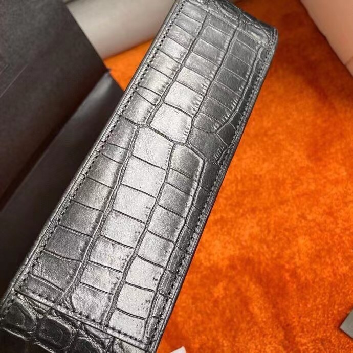 Sa**t Lau*nt le 5 à 7 hobo bag in black crocodile-embossed leather
