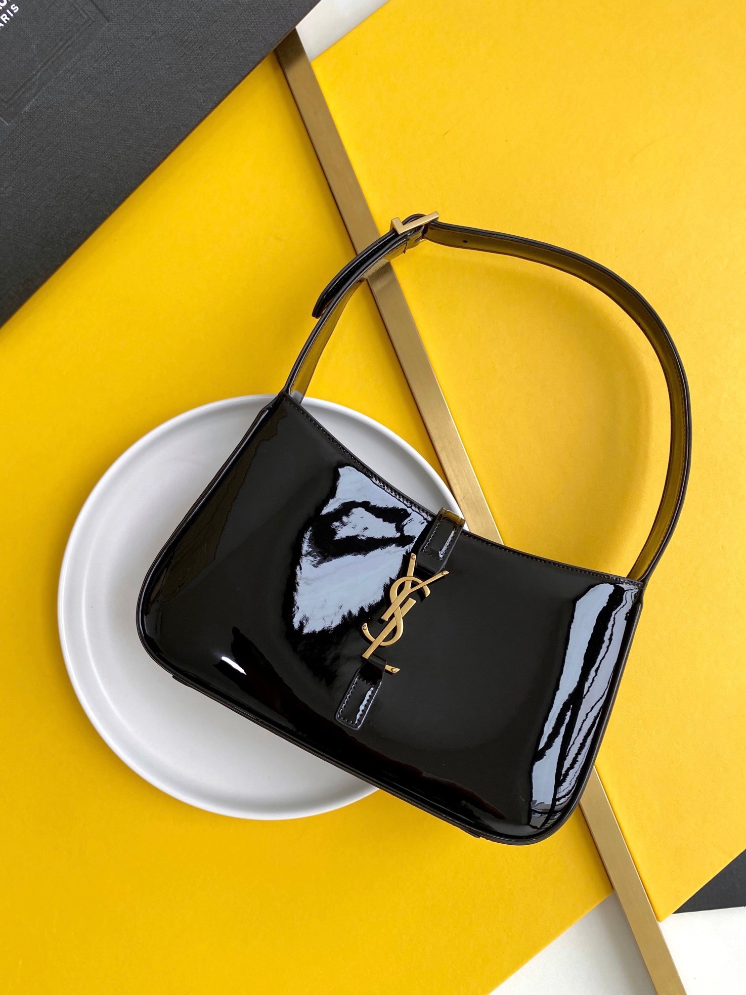 Sa**t Lau*nt le 5 À 7 hobo bag in black patent calfskin