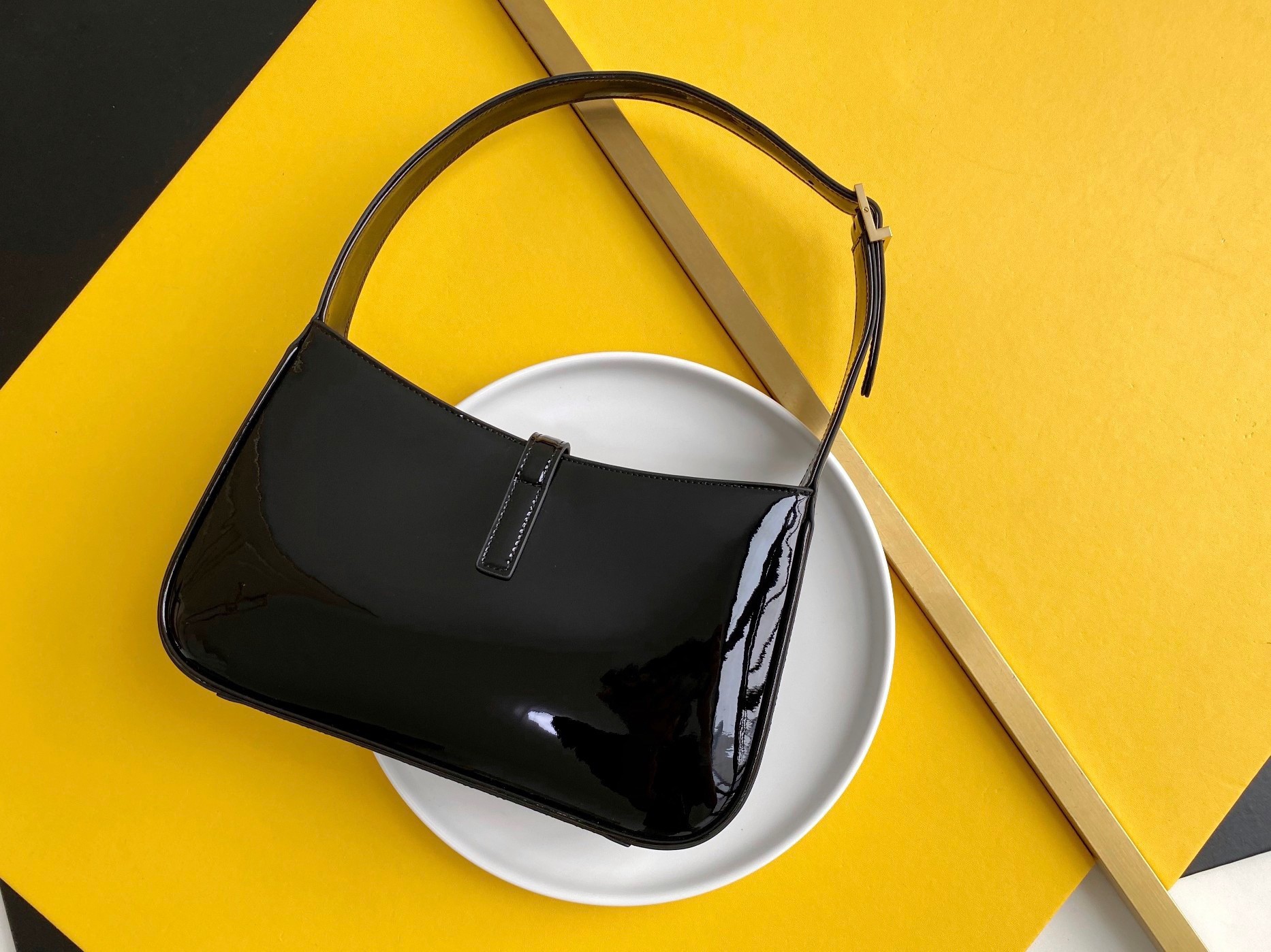 Sa**t Lau*nt le 5 À 7 hobo bag in black patent calfskin