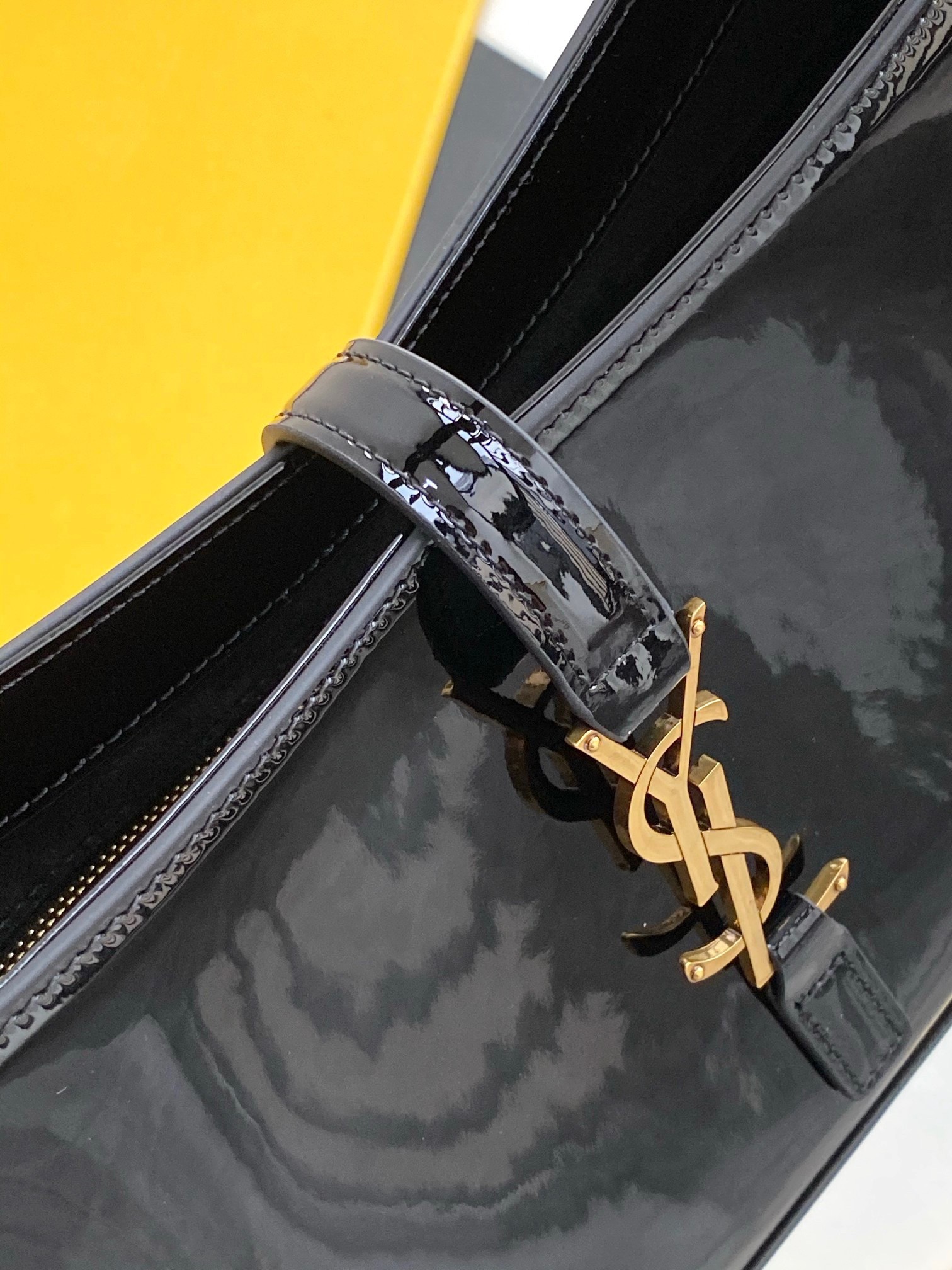 Sa**t Lau*nt le 5 À 7 hobo bag in black patent calfskin