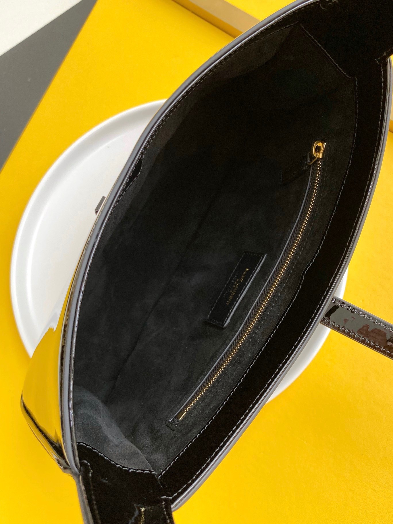 Sa**t Lau*nt le 5 À 7 hobo bag in black patent calfskin