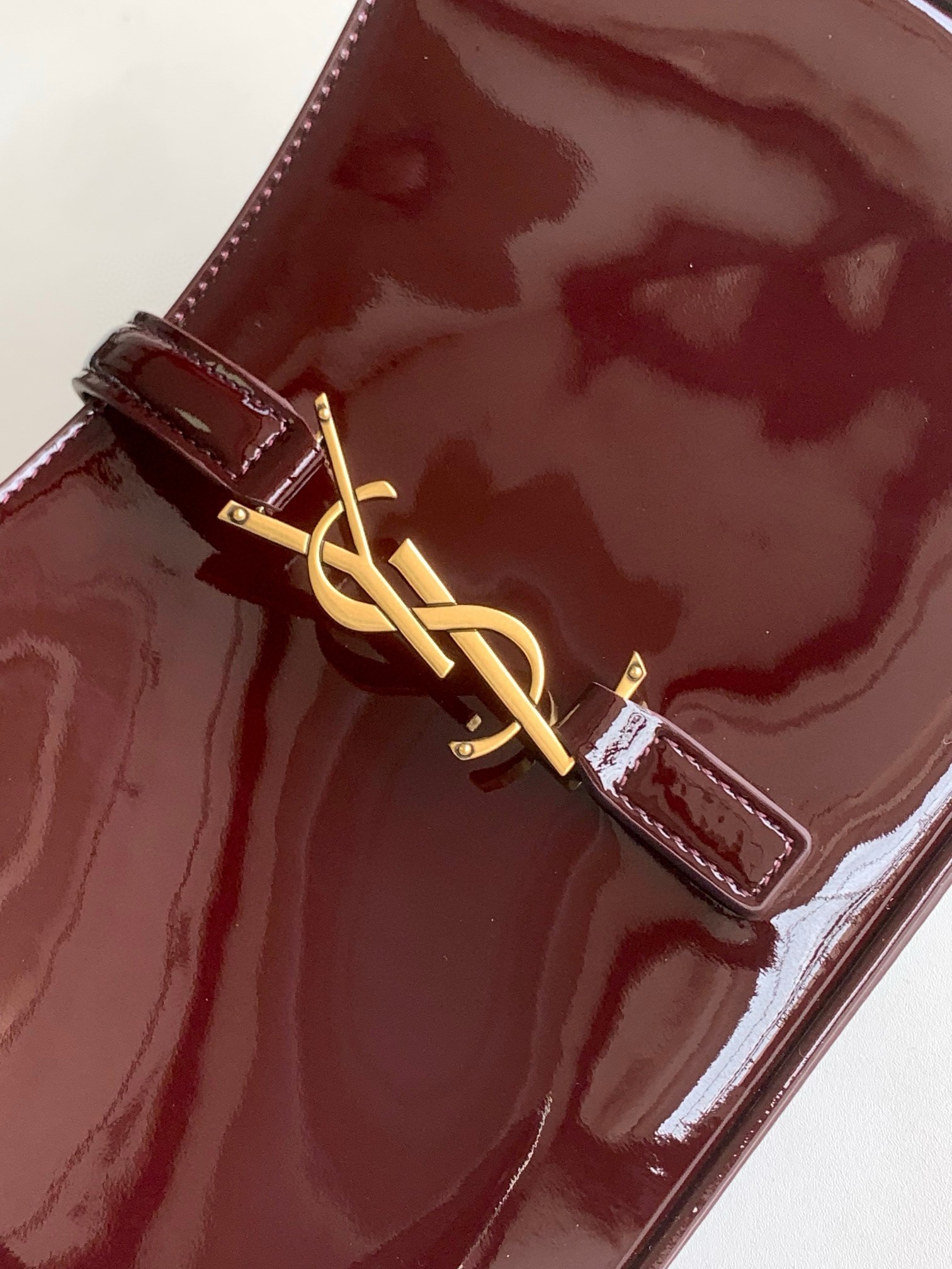 Sa**t Lau*nt le 5 À 7 hobo bag in bordeaux patent calfskin