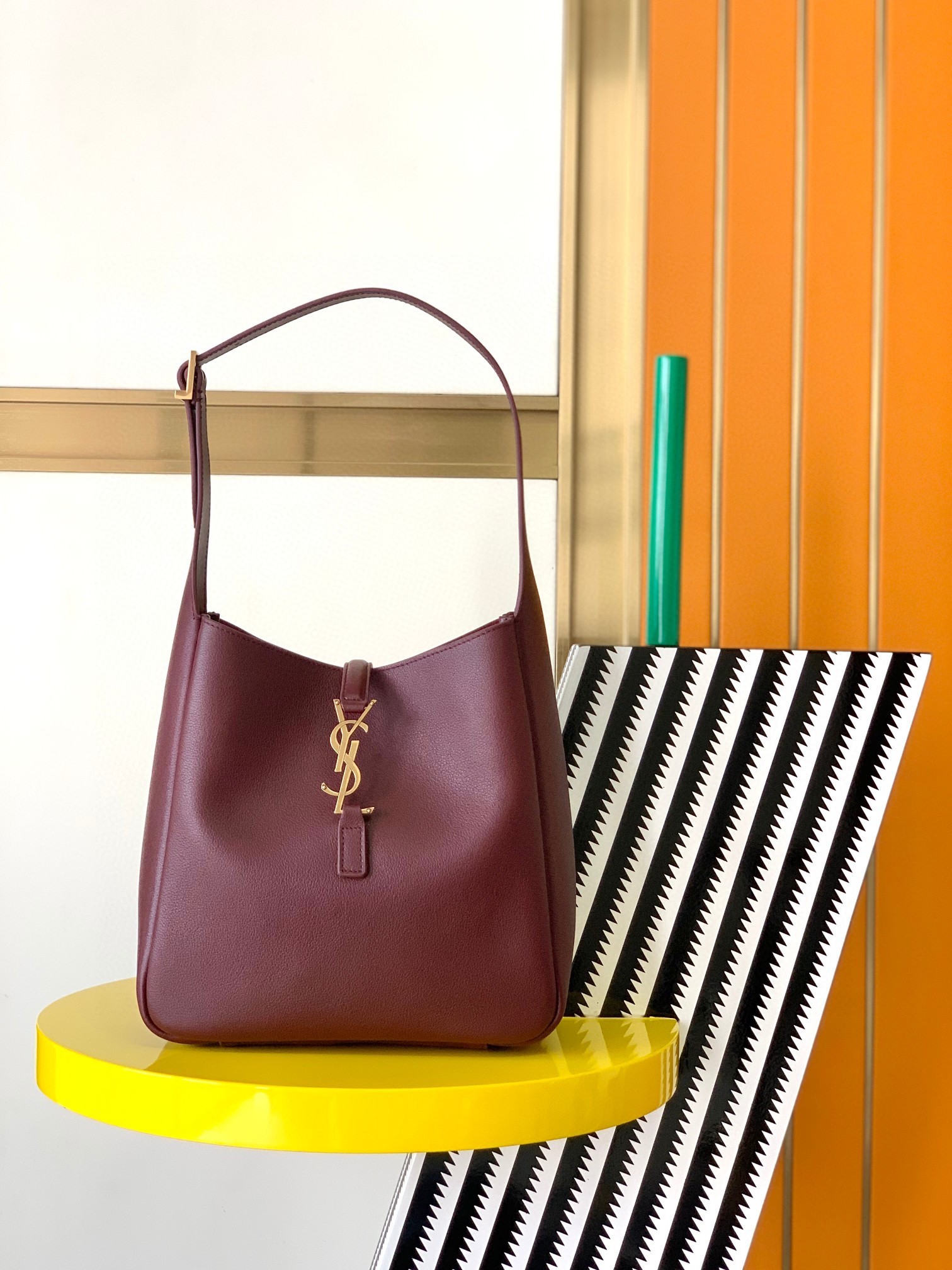 Sa**t Lau*nt le 5 À 7 soft small shoulder bag in bordeaux leather