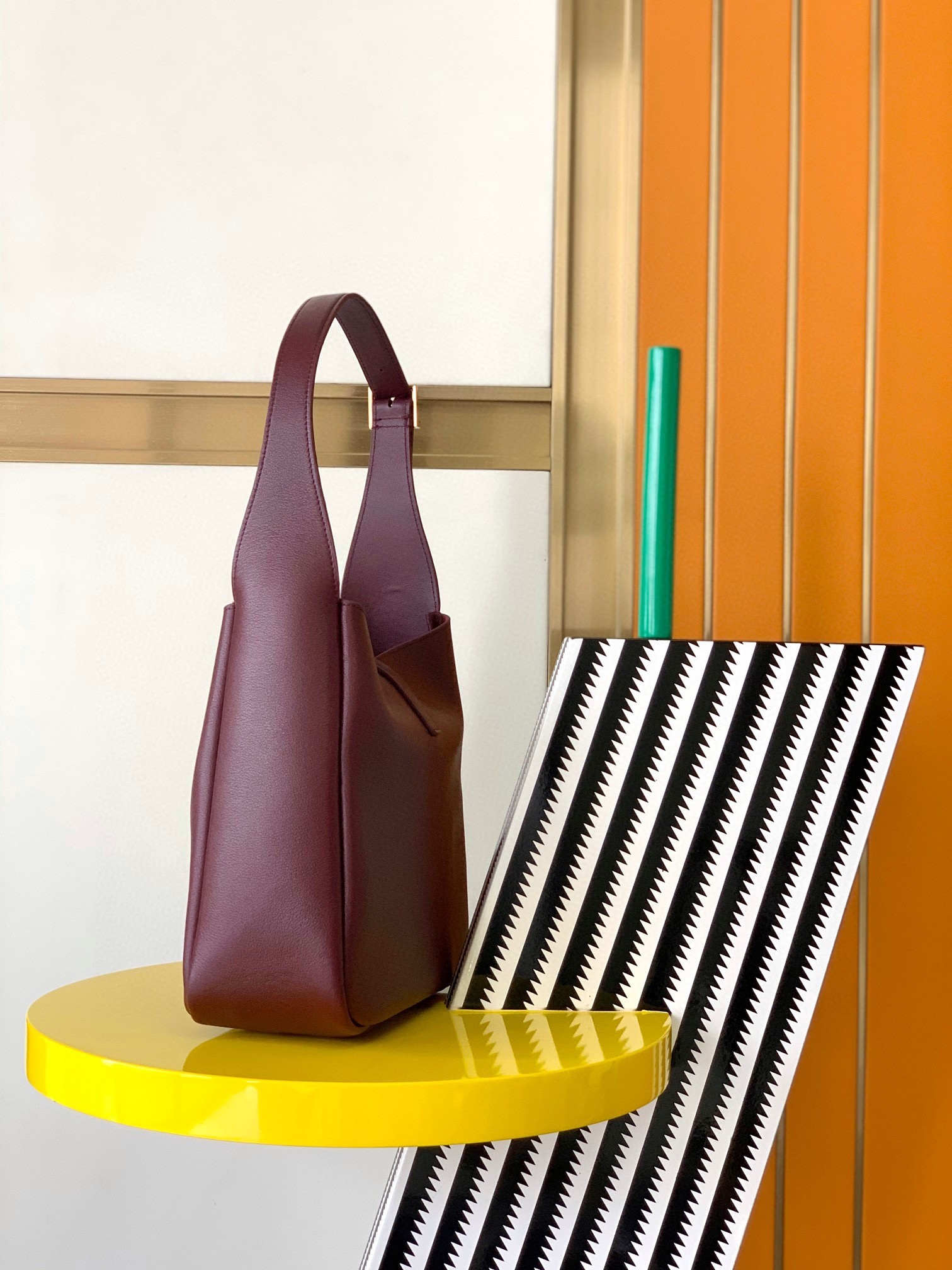 Sa**t Lau*nt le 5 À 7 soft small shoulder bag in bordeaux leather