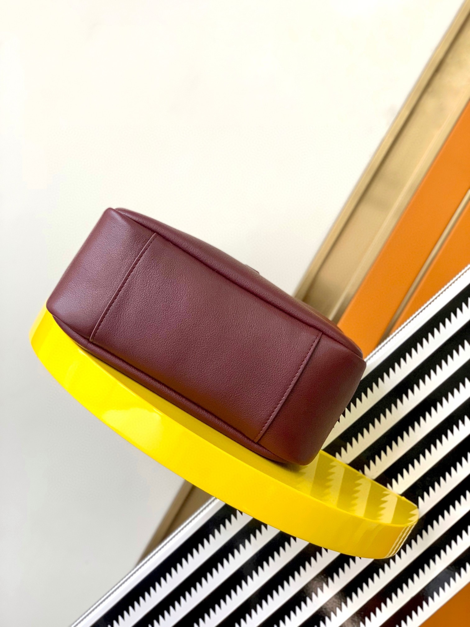 Sa**t Lau*nt le 5 À 7 soft small shoulder bag in bordeaux leather