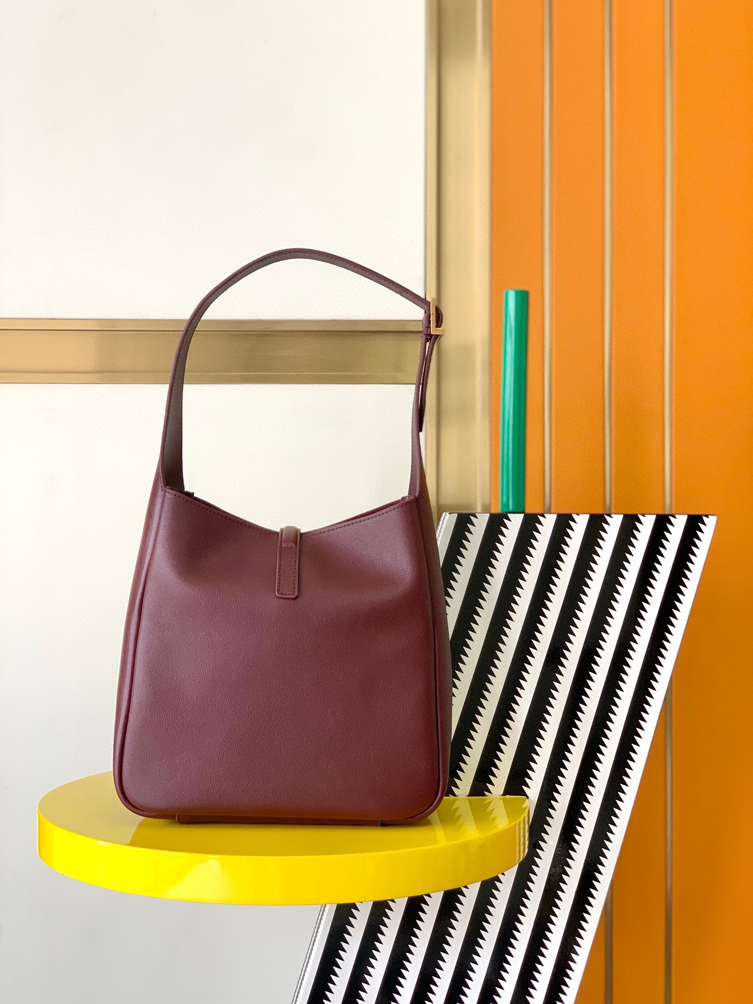 Sa**t Lau*nt le 5 À 7 soft small shoulder bag in bordeaux leather