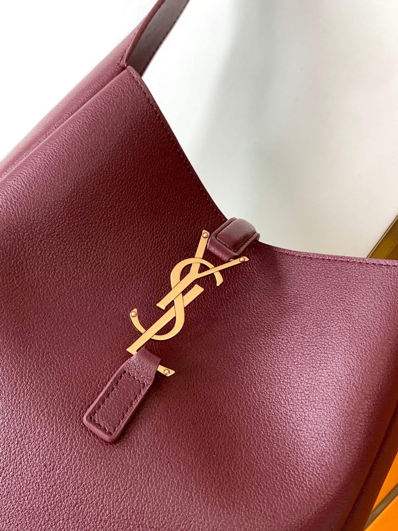 Sa**t Lau*nt le 5 À 7 soft small shoulder bag in bordeaux leather