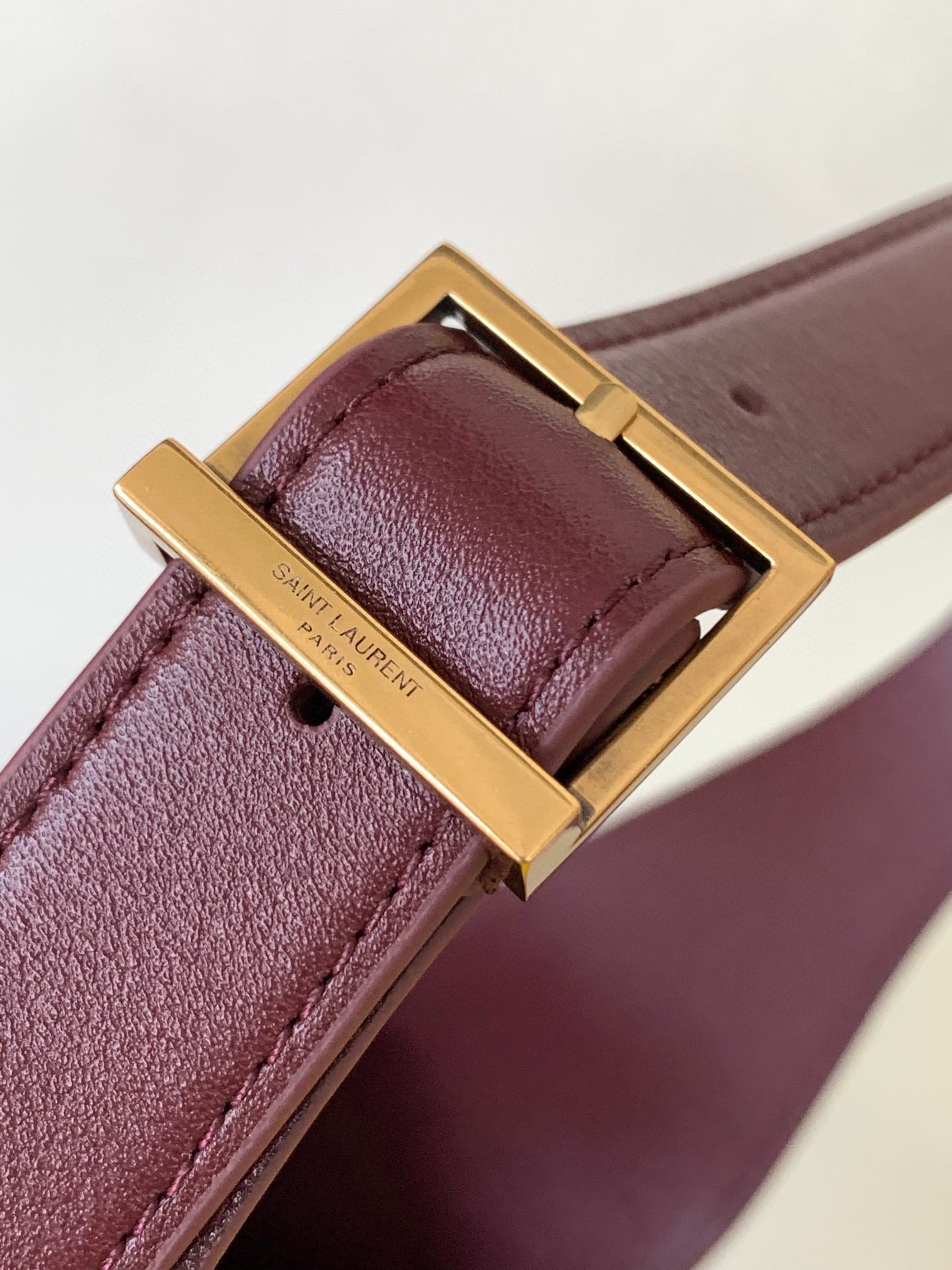 Sa**t Lau*nt le 5 À 7 soft small shoulder bag in bordeaux leather