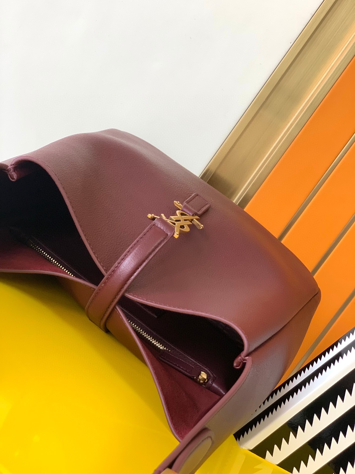 Sa**t Lau*nt le 5 À 7 soft small shoulder bag in bordeaux leather