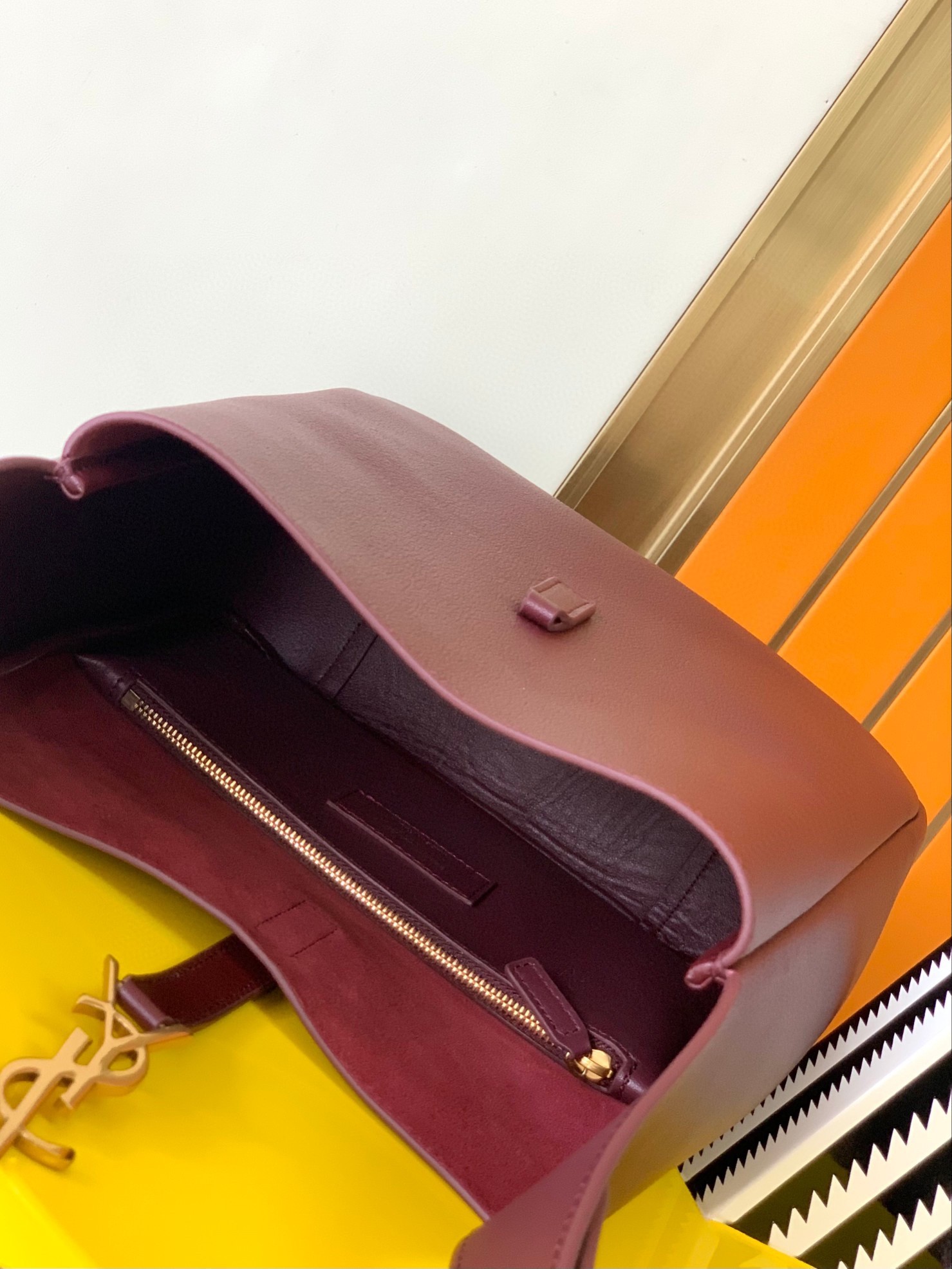 Sa**t Lau*nt le 5 À 7 soft small shoulder bag in bordeaux leather