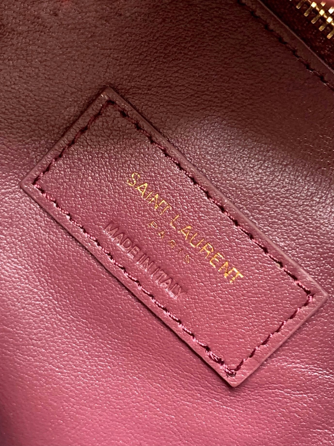 Sa**t Lau*nt le 5 À 7 soft small shoulder bag in bordeaux leather