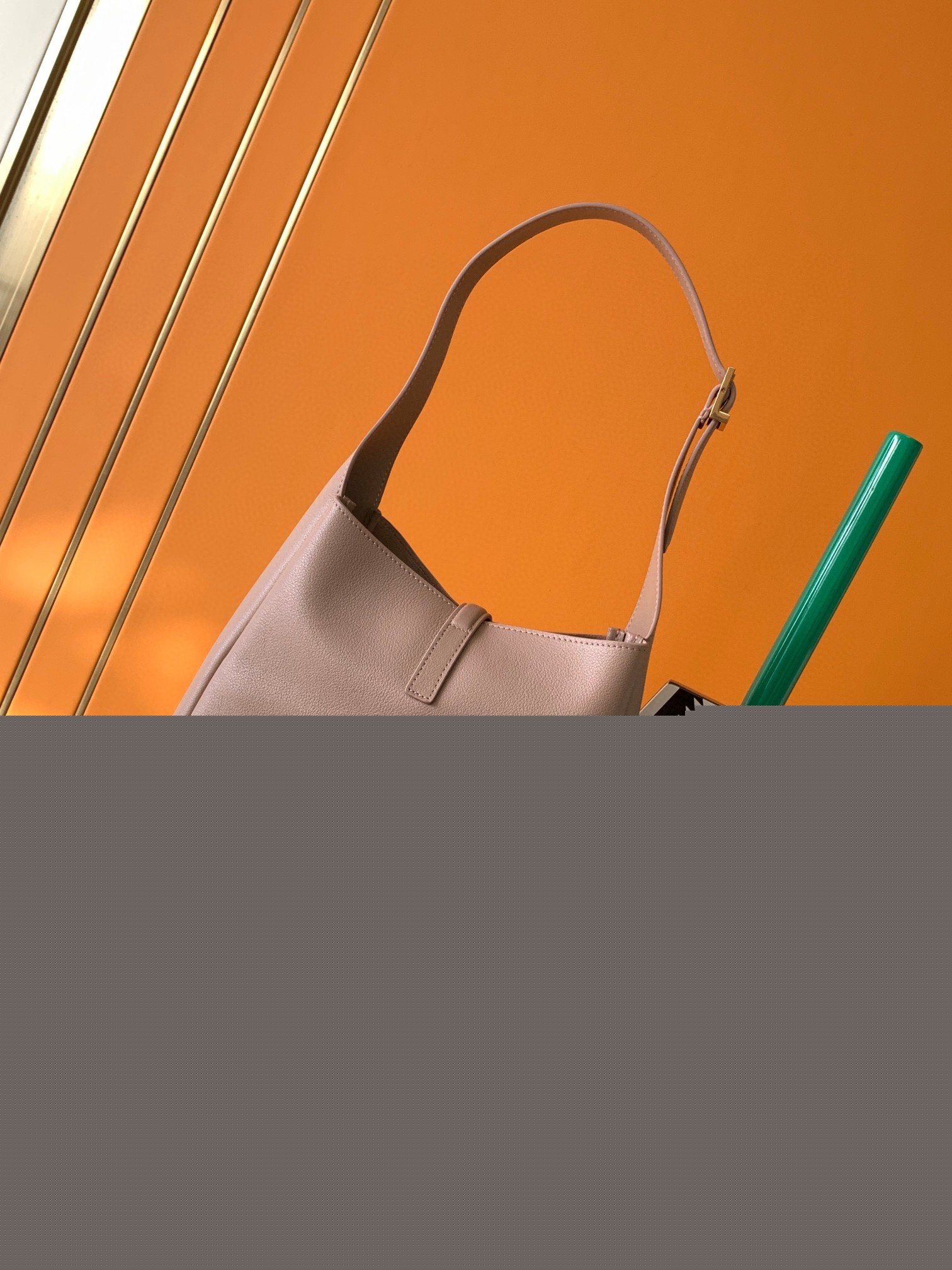 Sa**t Lau*nt le 5 À 7 soft small shoulder bag in beige leather