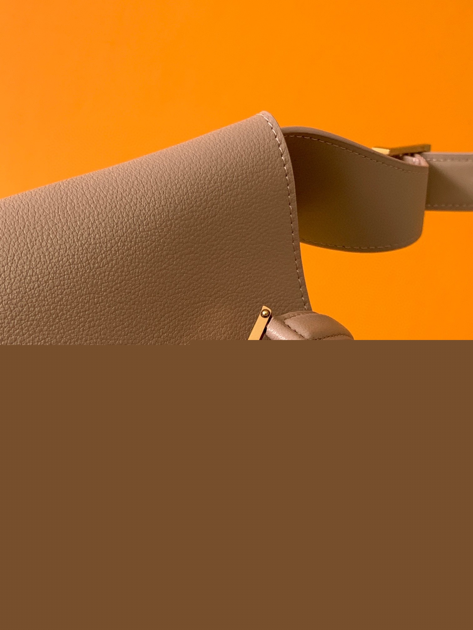 Sa**t Lau*nt le 5 À 7 soft small shoulder bag in beige leather