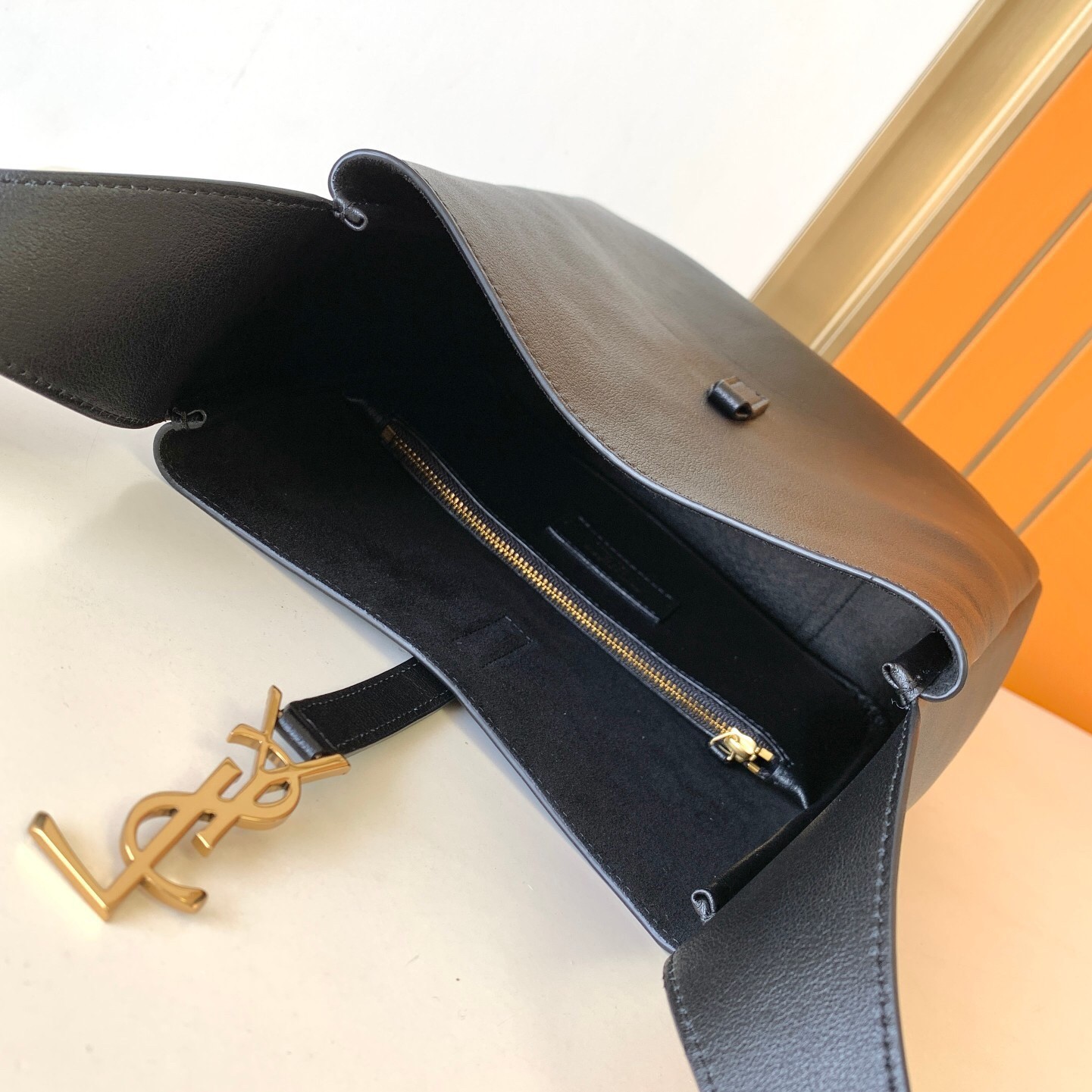 Sa**t Lau*nt le 5 À 7 soft small shoulder bag in black leather