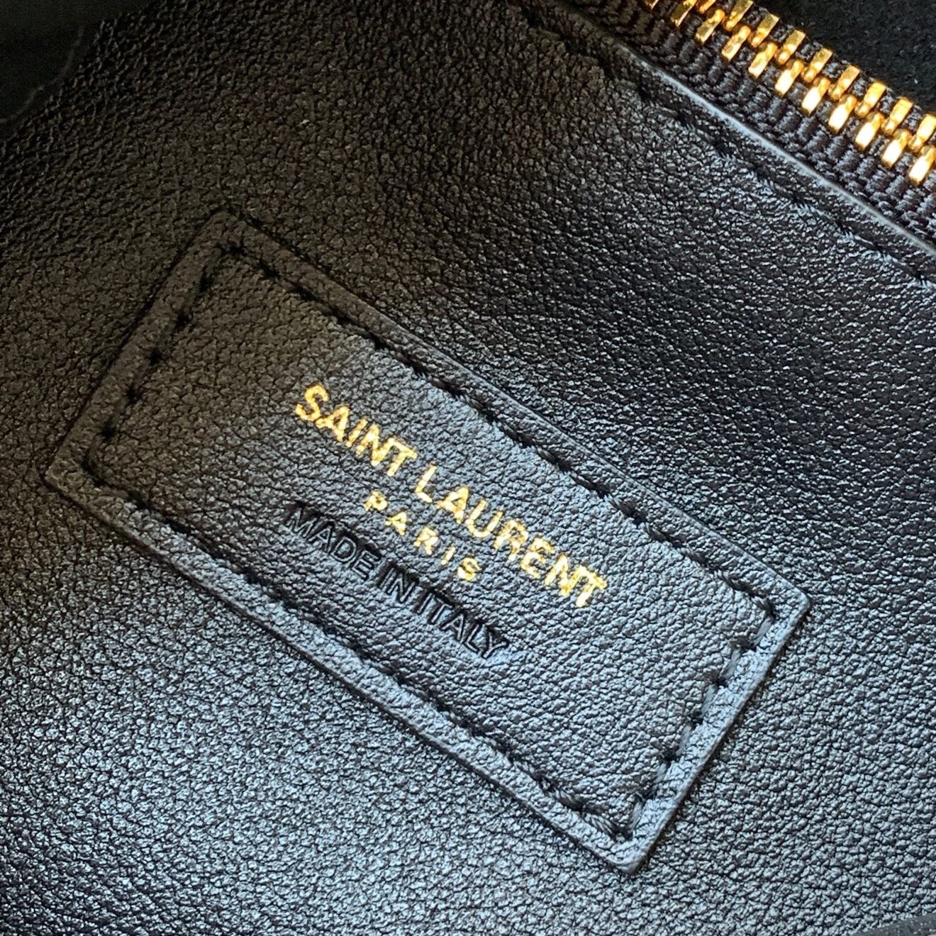 Sa**t Lau*nt le 5 À 7 soft small shoulder bag in black leather